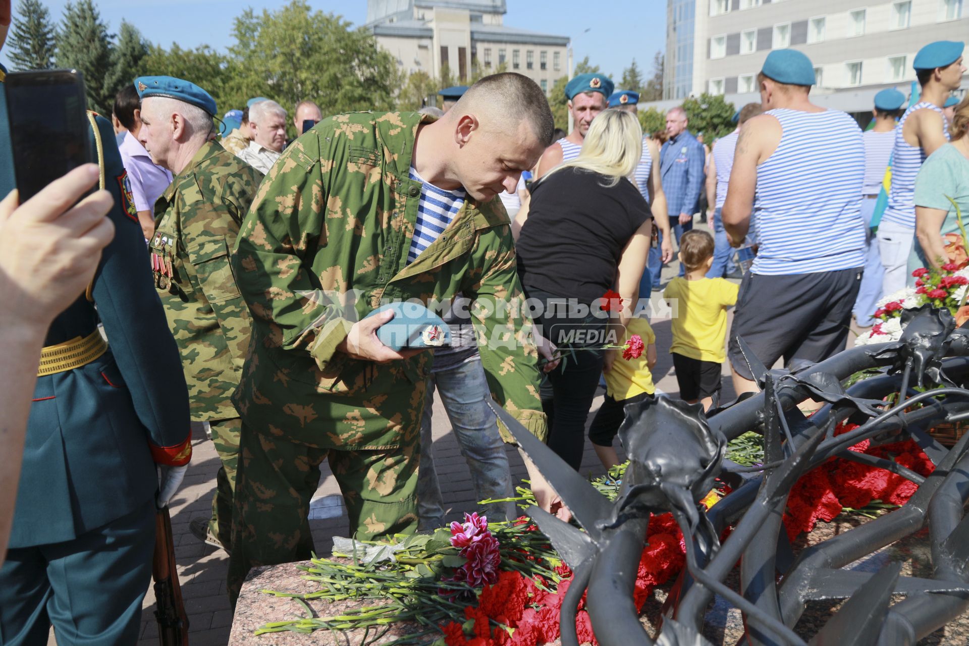 Барнаул.  Десантник  во время   возложения цветов к мемориалу у Вечного огня в День Воздушно-десантных войск России.