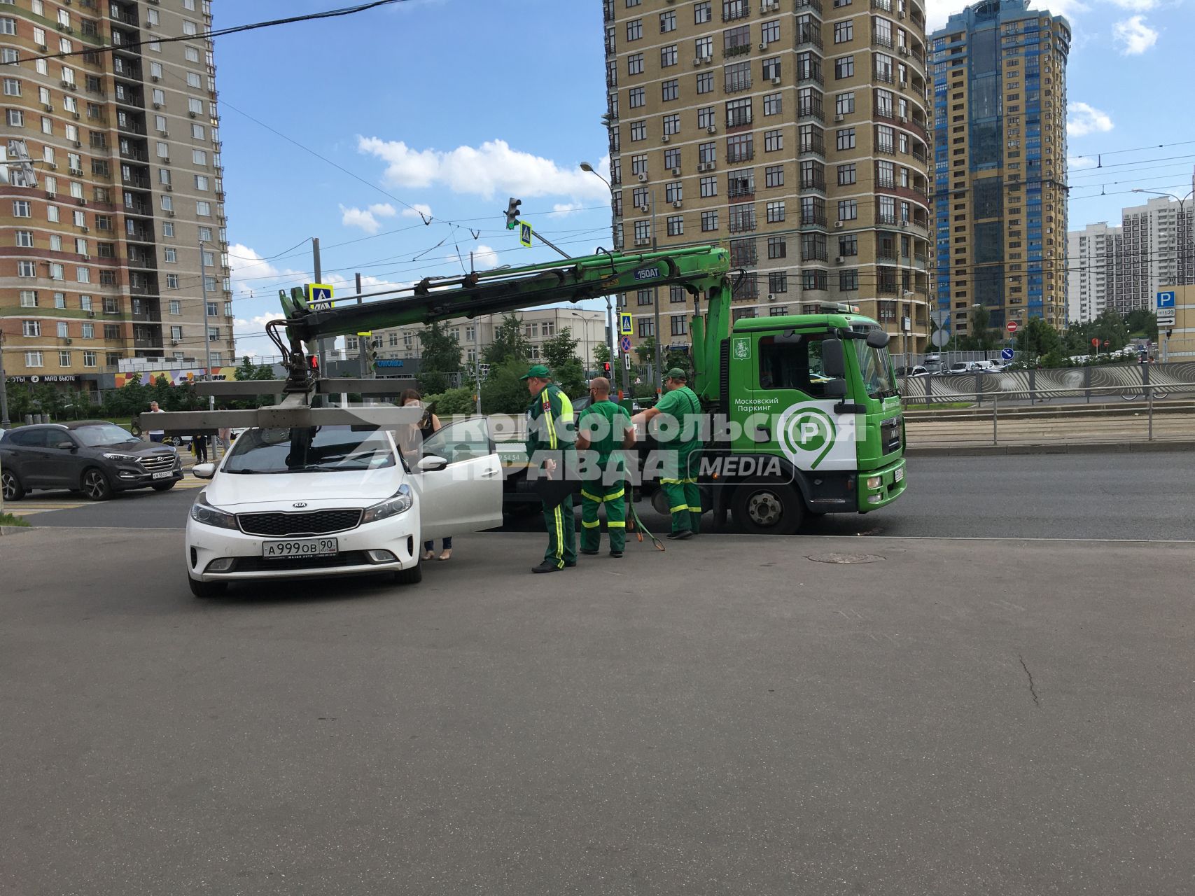 Москва.  Эвакуация неправильно припаркованного автомобиля службой `Московский паркинг`.