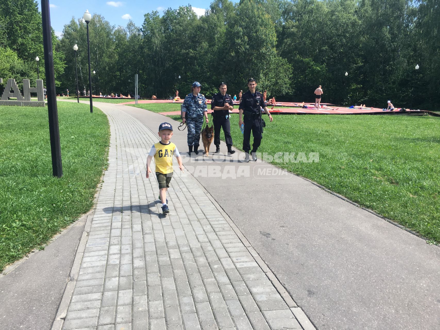 Москва. Патруль в зоне отдыха `Тропарево`.