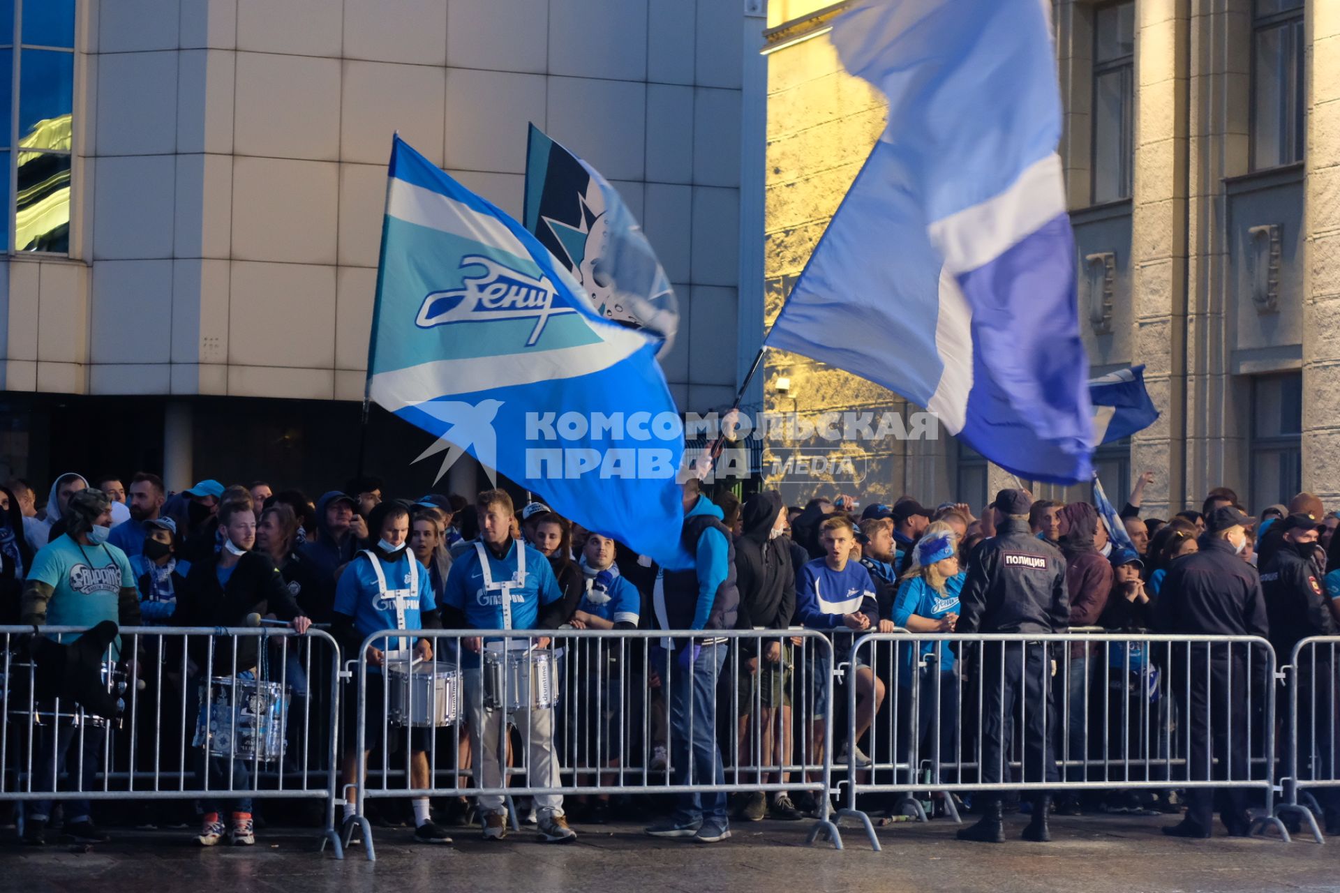 Санкт-Петербург.  Болельщики во время встречи ФК `Зенит` в аэропорту Пулково.