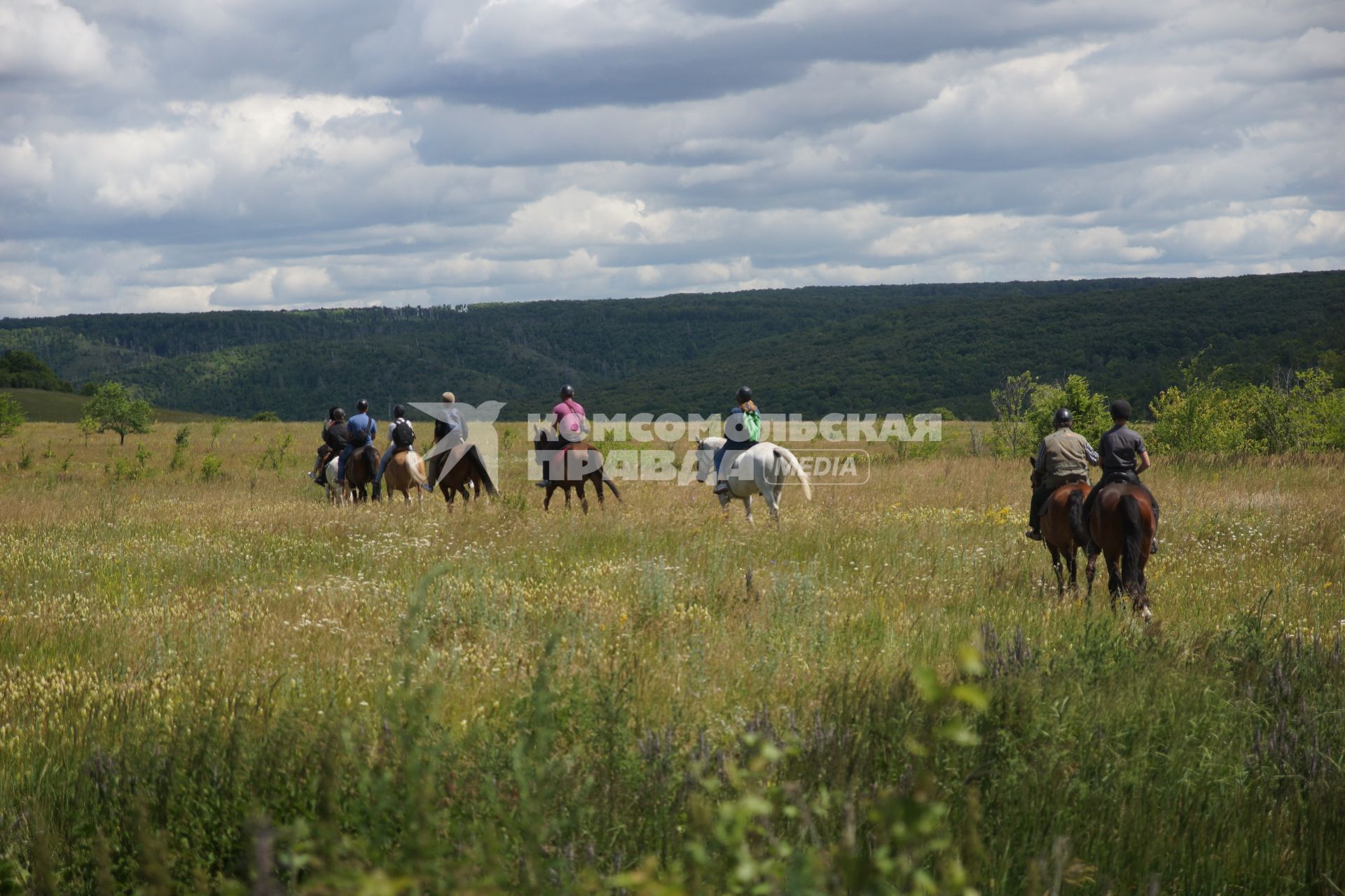 Самара. Туристы во время конной прогулки.