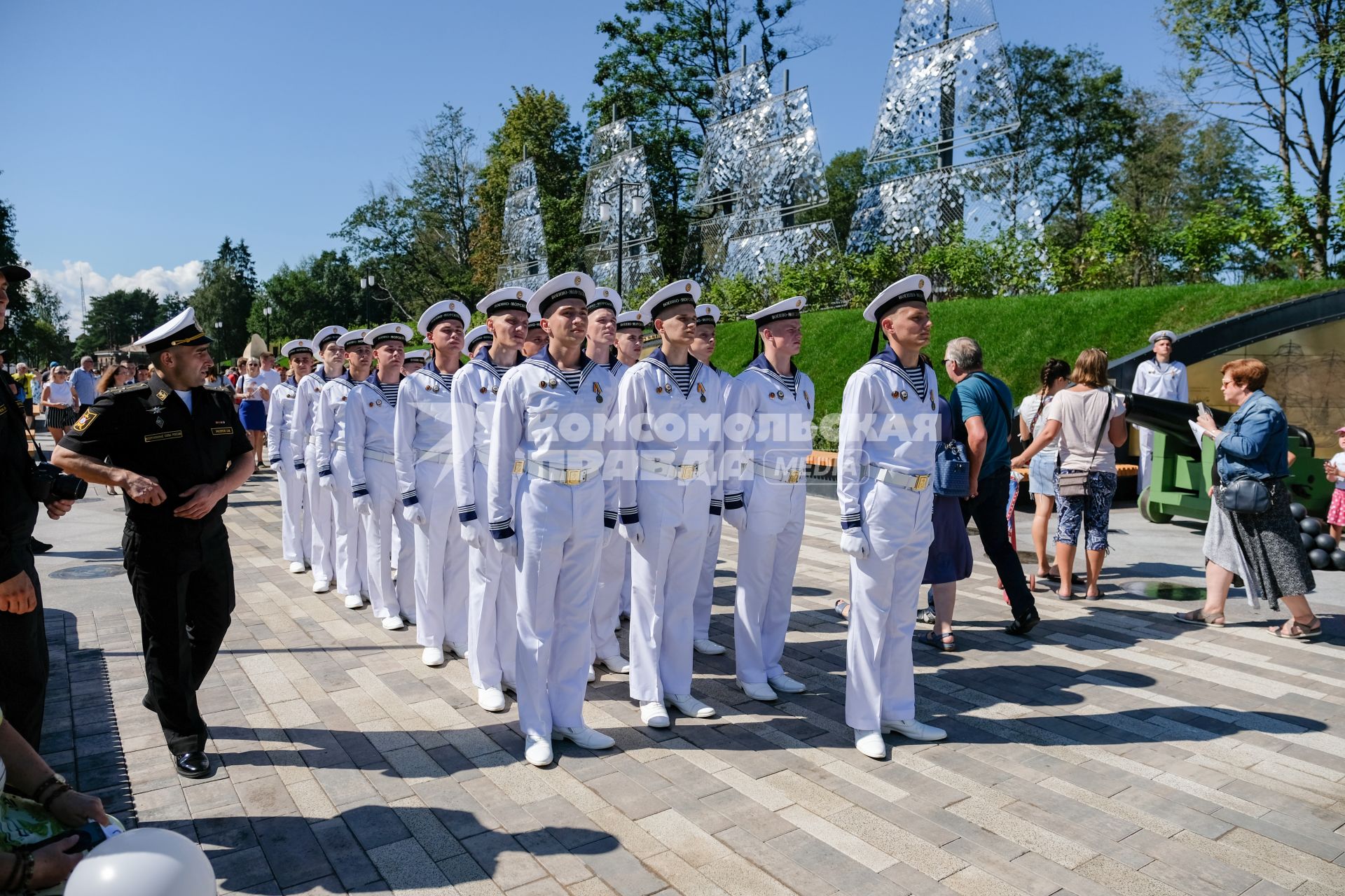 Санкт-Петербург, Кронштадт.  Во врепя праздничного открытия Музейно-исторического  парка  ` Остров фортов`.