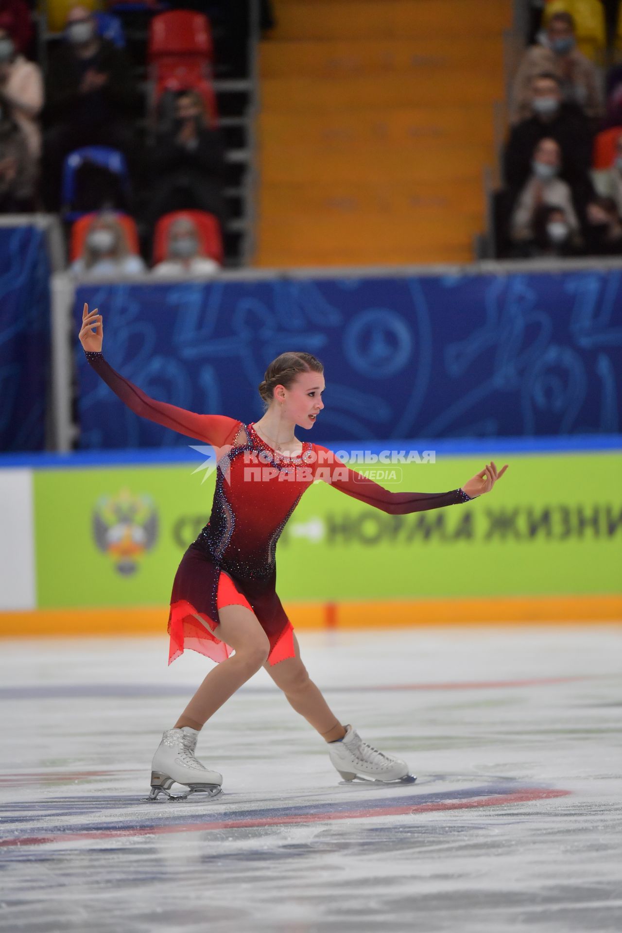 Москва. Спортсменка Майя Хромых во время выступления в произвольной программе женского одиночного катания на финале `Кубка России - Ростелеком` по фигурному катанию во дворце спорта `Мегаспорт`.