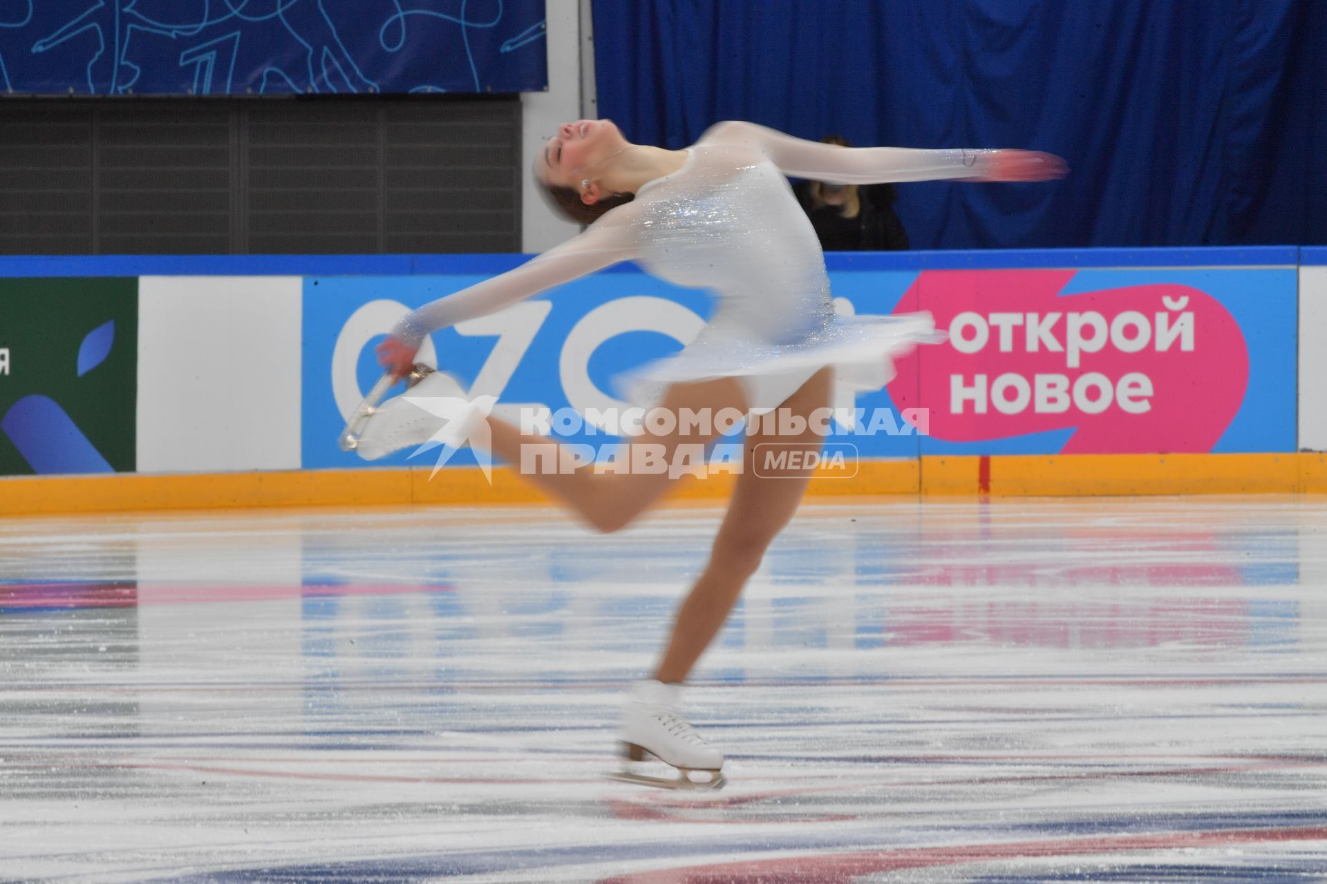 Москва. Спортсменка Елизавета Нугуманова во время выступления в произвольной программе женского одиночного катания на финале `Кубка России - Ростелеком` по фигурному катанию во дворце спорта `Мегаспорт`.