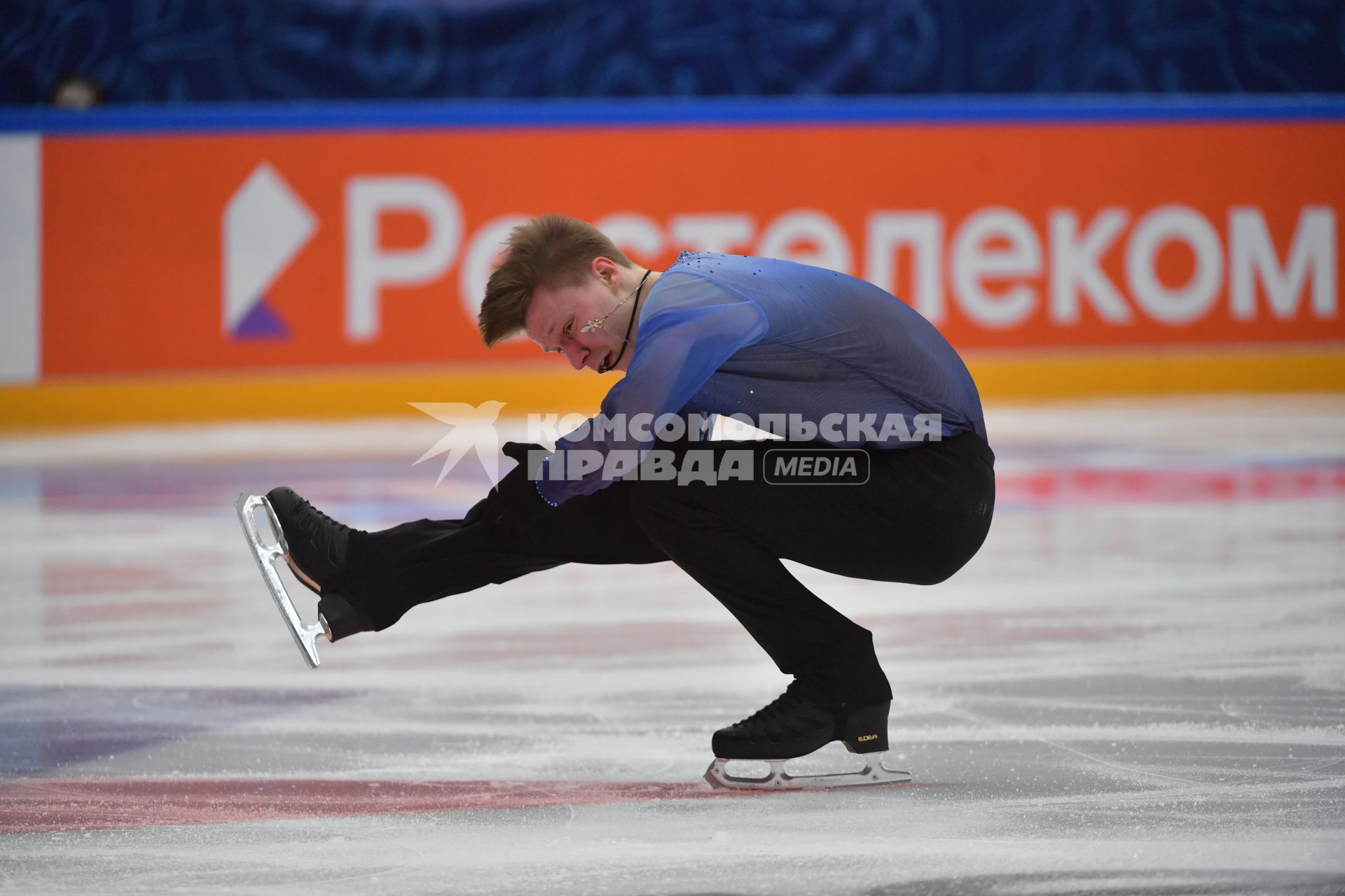 Москва. Спортсмен Алексей Ерохов во время выступления в произвольной программе мужского одиночного катания на финале `Кубка России - Ростелеком` по фигурному катанию во дворце спорта `Мегаспорт`.