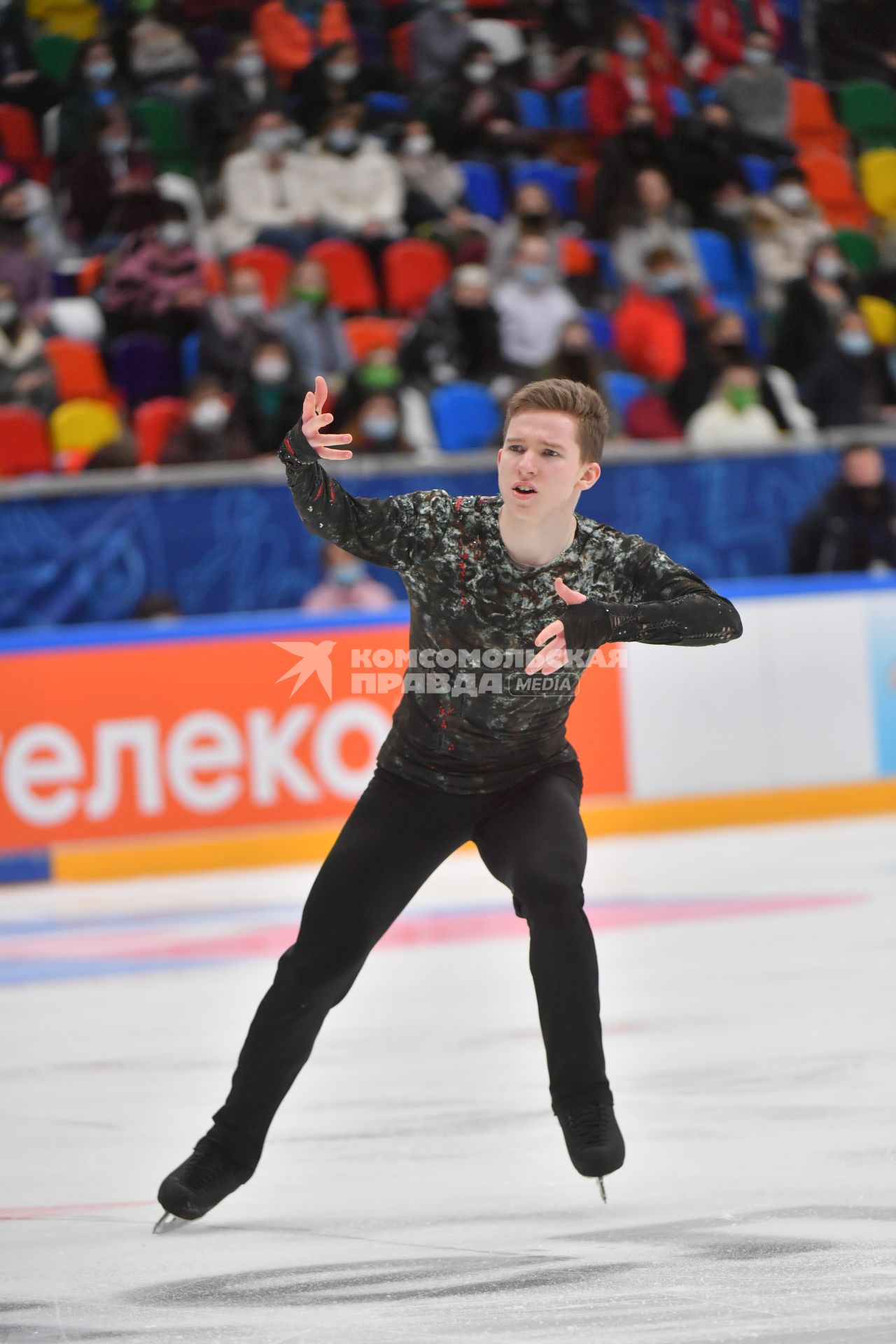 Москва. Спортсмен Андрей Мозалев во время выступления в произвольной программе мужского одиночного катания на финале `Кубка России - Ростелеком` по фигурному катанию во дворце спорта `Мегаспорт`.