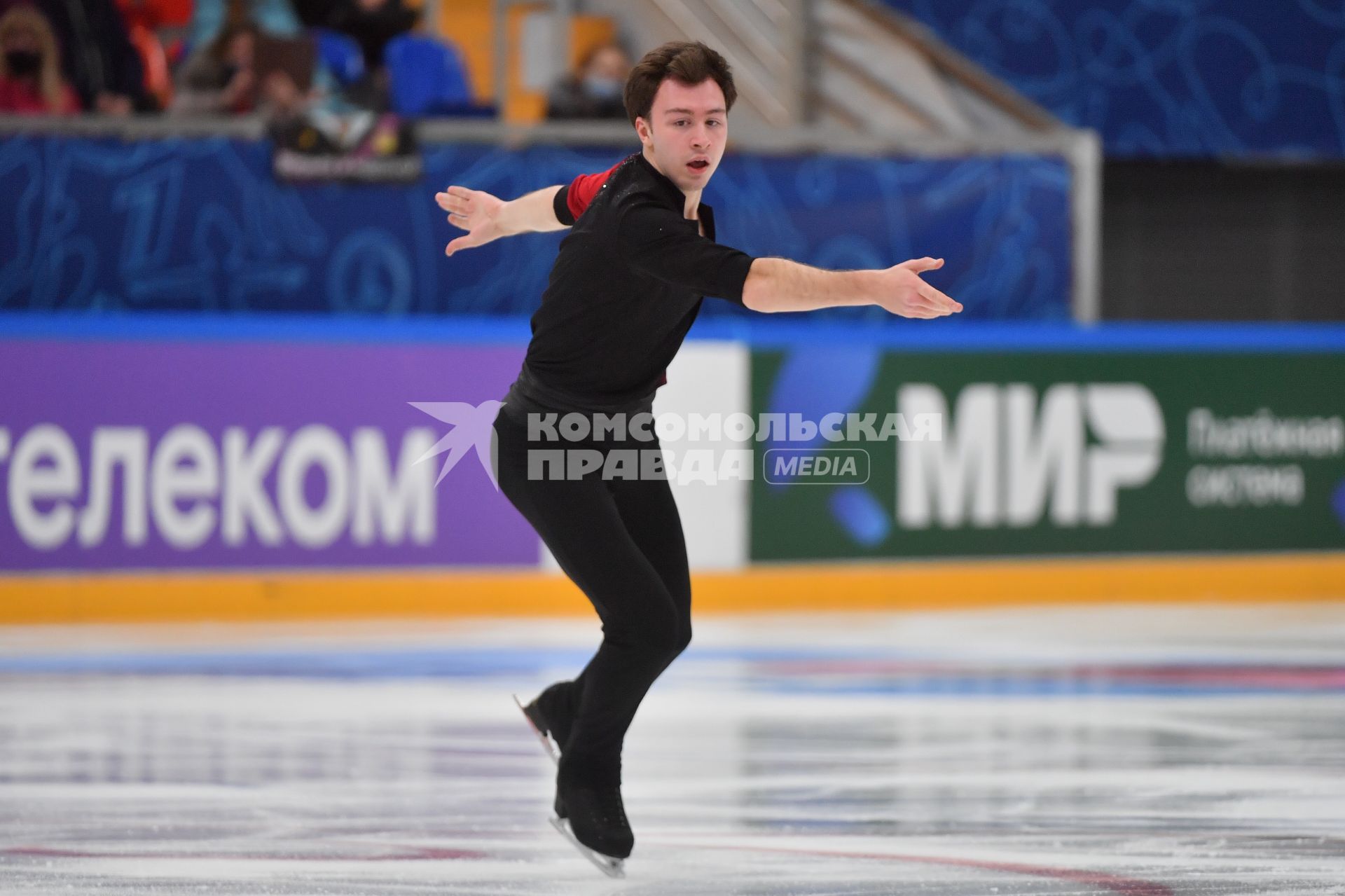 Москва. Спортсмен Дмитрий Алиев во время выступления в произвольной программе мужского одиночного катания на финале `Кубка России - Ростелеком` по фигурному катанию во дворце спорта `Мегаспорт`.