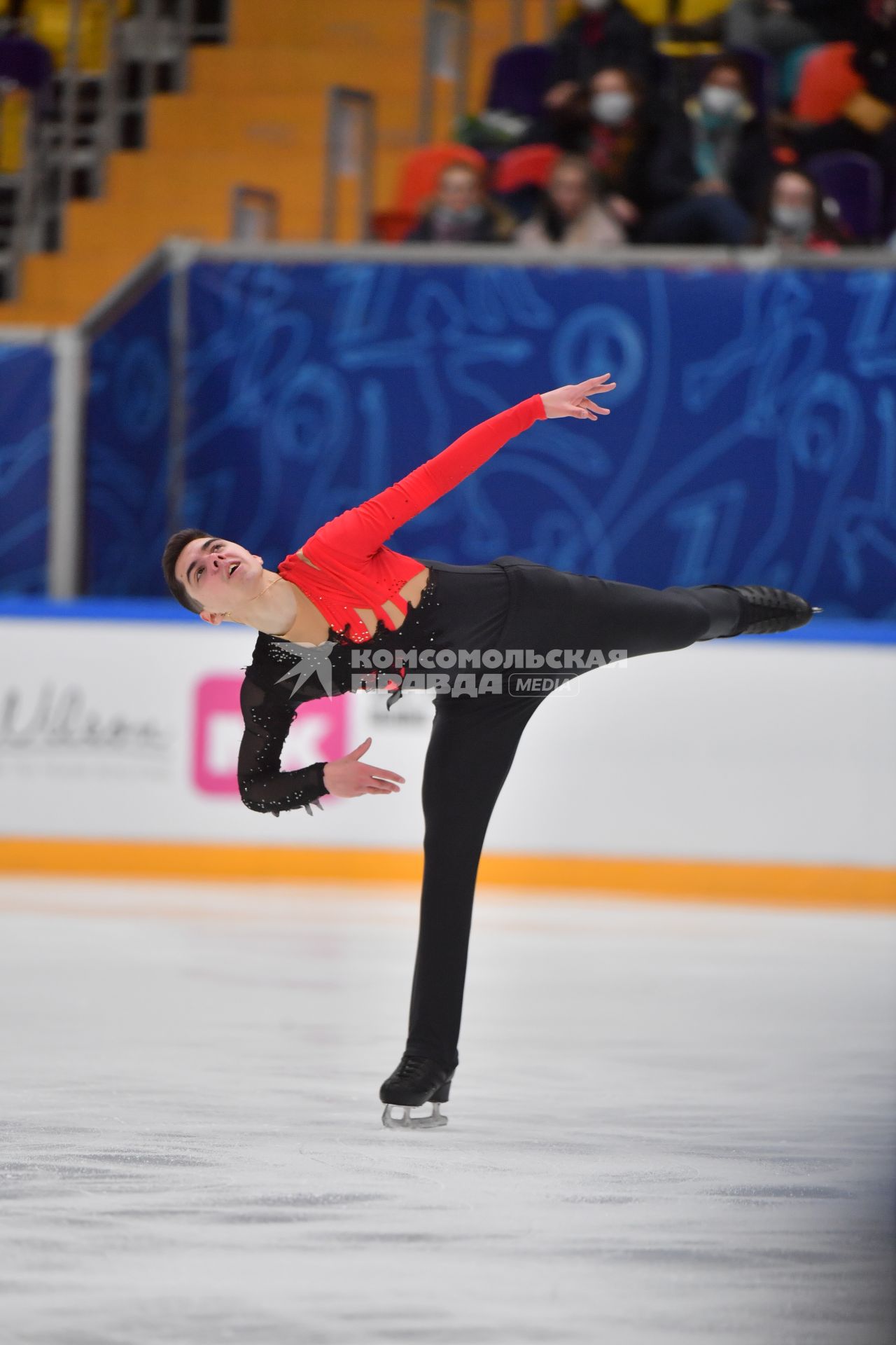 Москва. Спортсмен Роман Савосин во время выступления в произвольной программе мужского одиночного катания на финале `Кубка России - Ростелеком` по фигурному катанию во дворце спорта `Мегаспорт`.