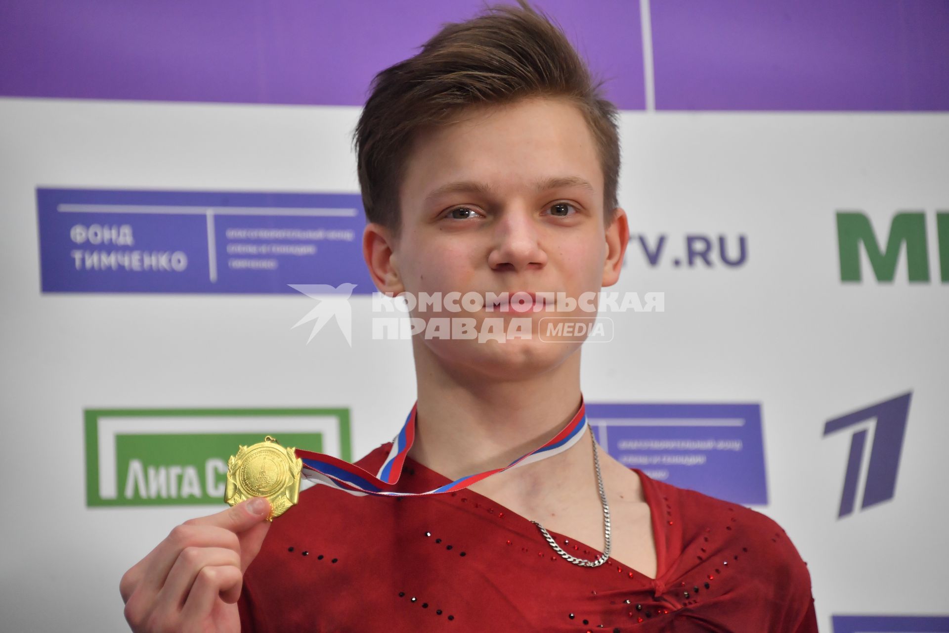 Москва.  Спортсмен Евгений Семененко, завоевавший золотую медаль, во время церемонии награждения призеров мужского одиночного катания на финале `Кубка России - Ростелеком` по фигурному катанию во дворце спорта `Мегаспорт`.