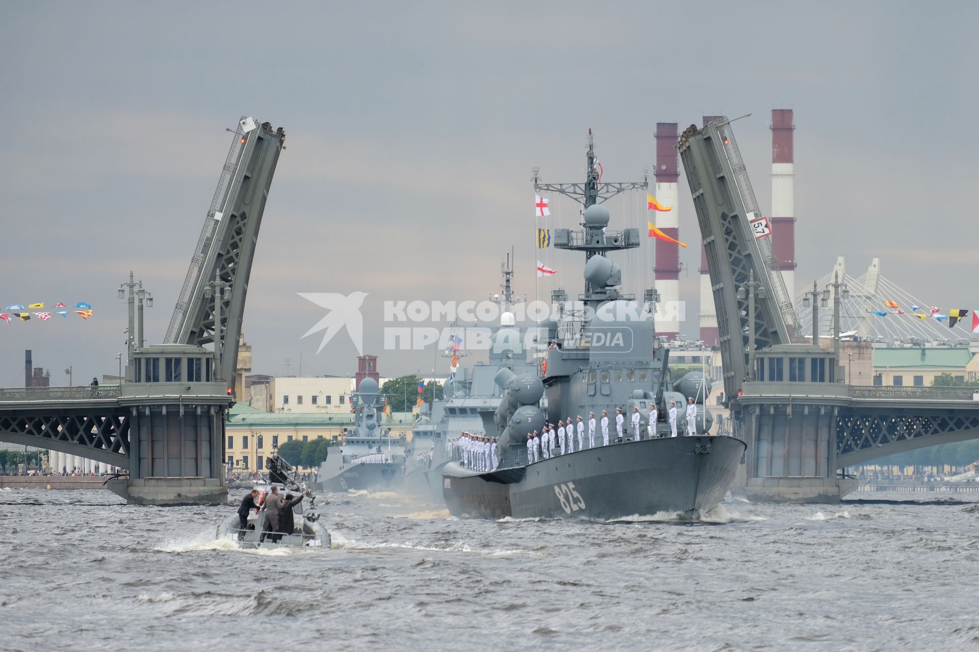 Санкт-Петербург. Большой ракетный катер `Димитровград` во время репетиции Главного военно-морского парада в акватории Невы.