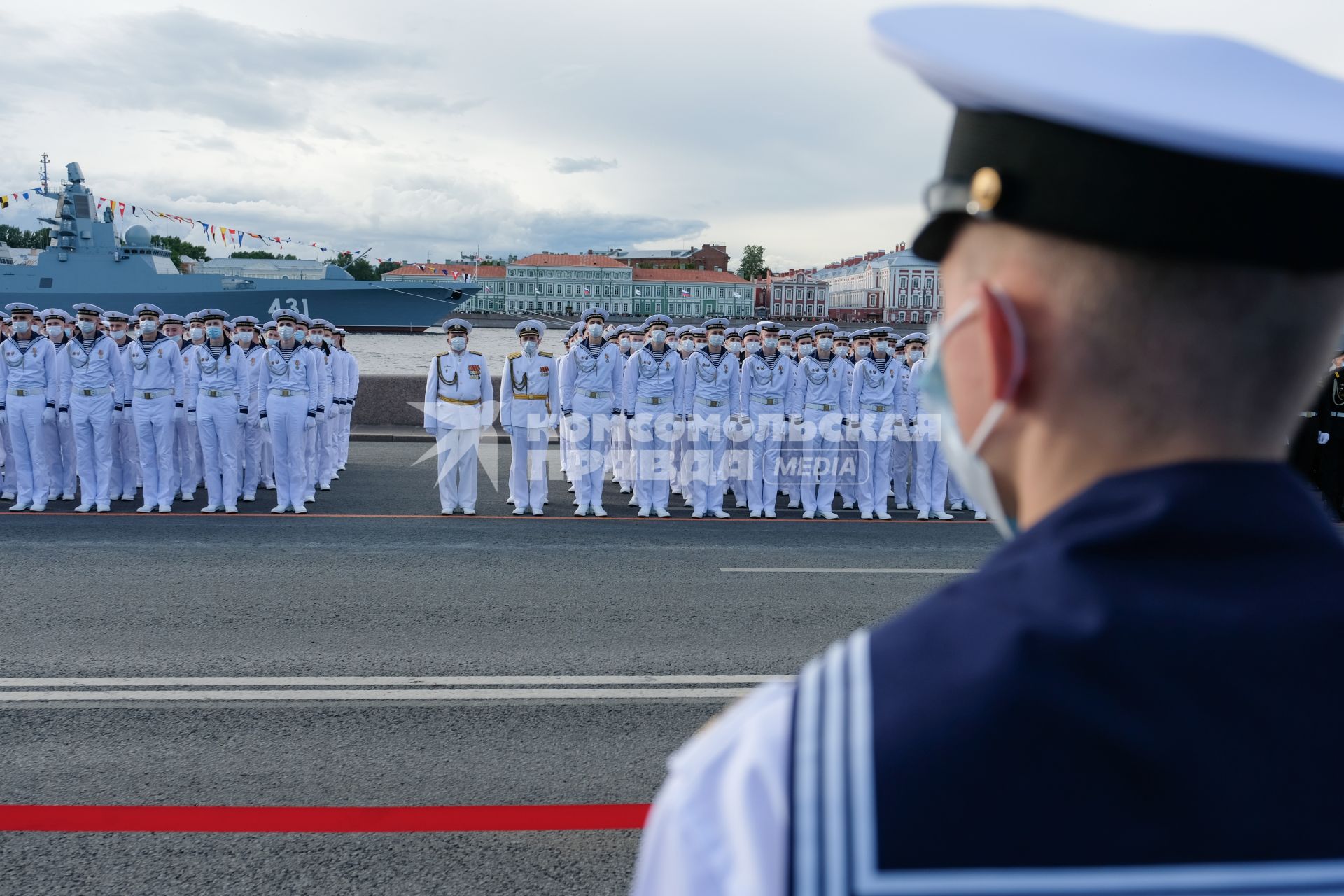 Санкт-Петербург. Военнослужащие  во время репетиции Главного военно-морского парада в акватории Невы.