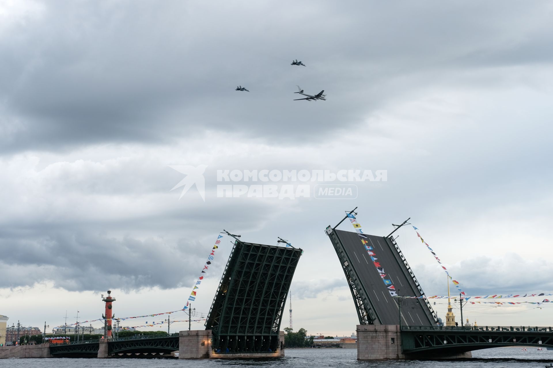 Санкт-Петербург. Дальний противолодочный самолет Ту-142 и истребители Су-30СМ во время Главного военно-морского парада в честь Дня Военно-морского флота России.