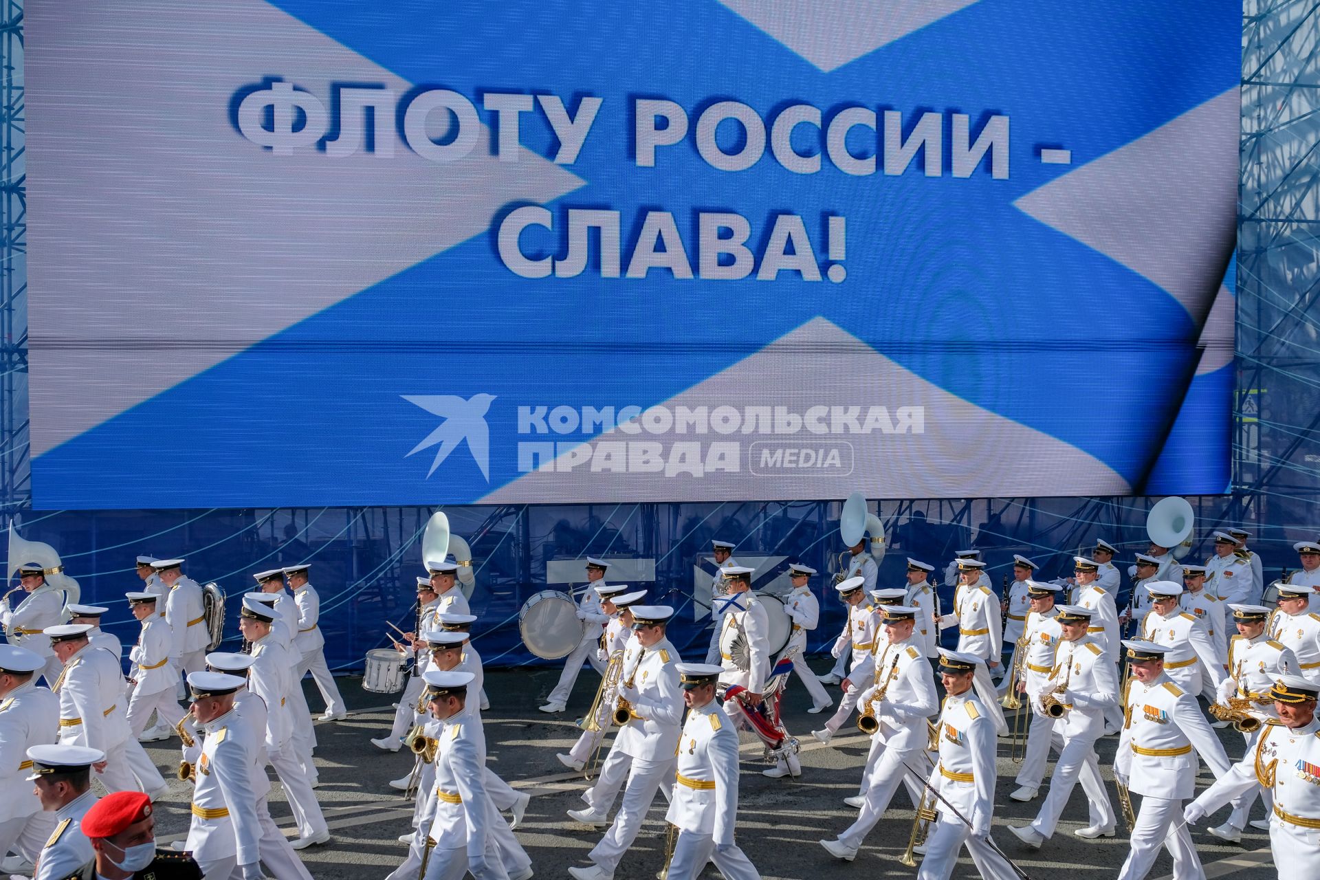 Санкт-Петербург.   Военнослужащие  во время репетиции Главного военно-морского парада в акватории Невы.