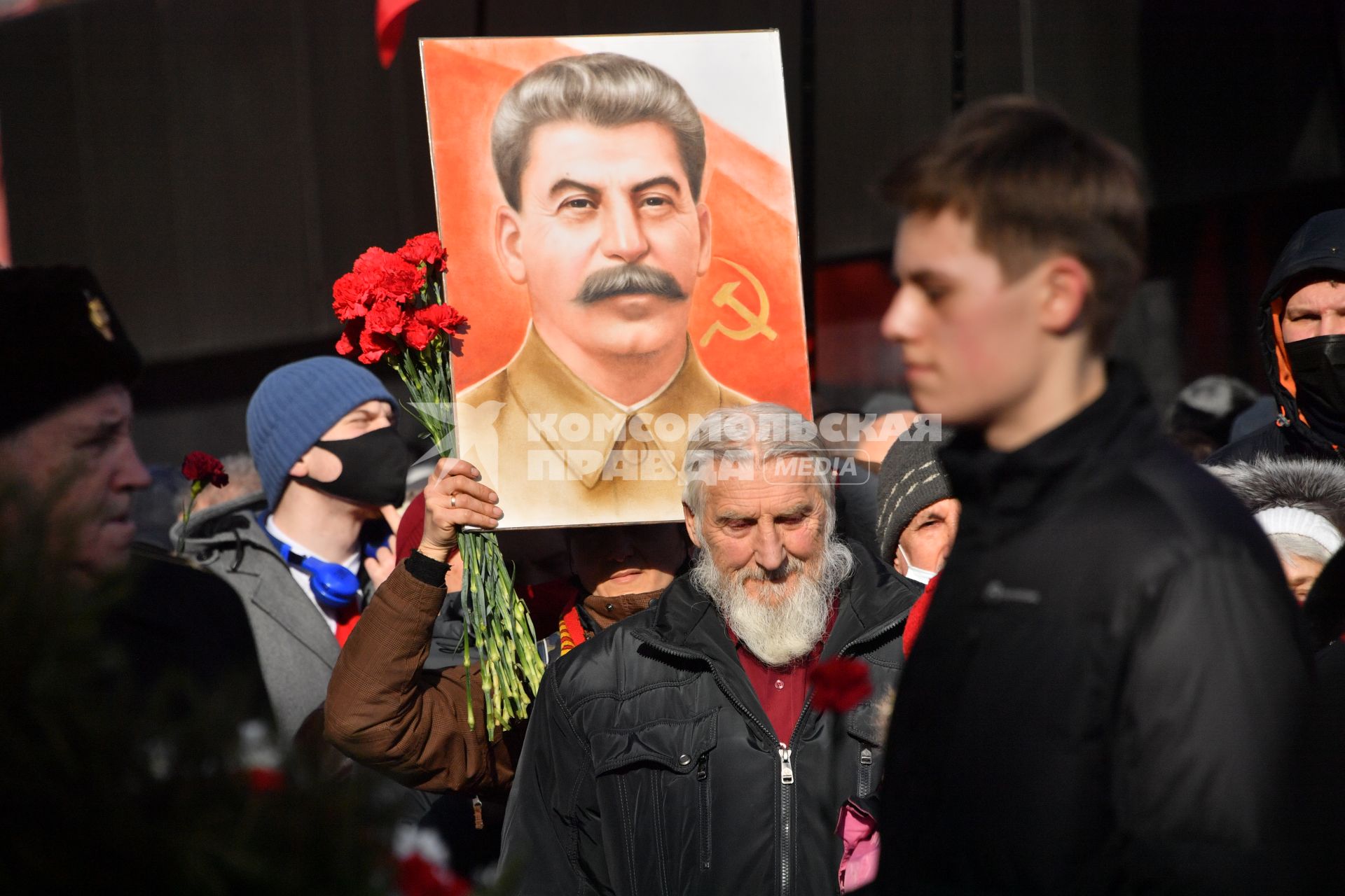 Москва. Во время  церемонии возложения венков и цветов к месту захоронения Иосифа Виссарионовича Сталина у Кремлевской стены.