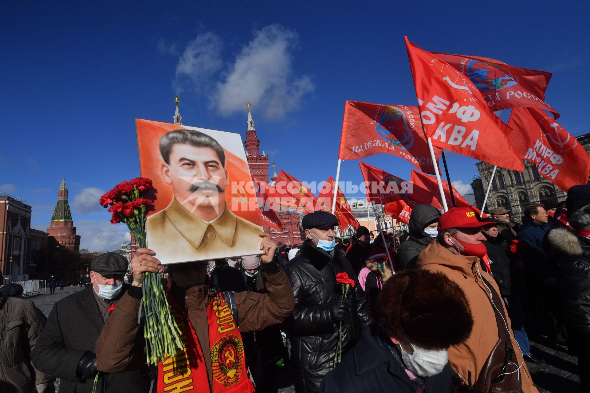 Москва.  Во время церемонии возложения венков и цветов к месту захоронения Иосифа Виссарионовича Сталина у Кремлевской стены.