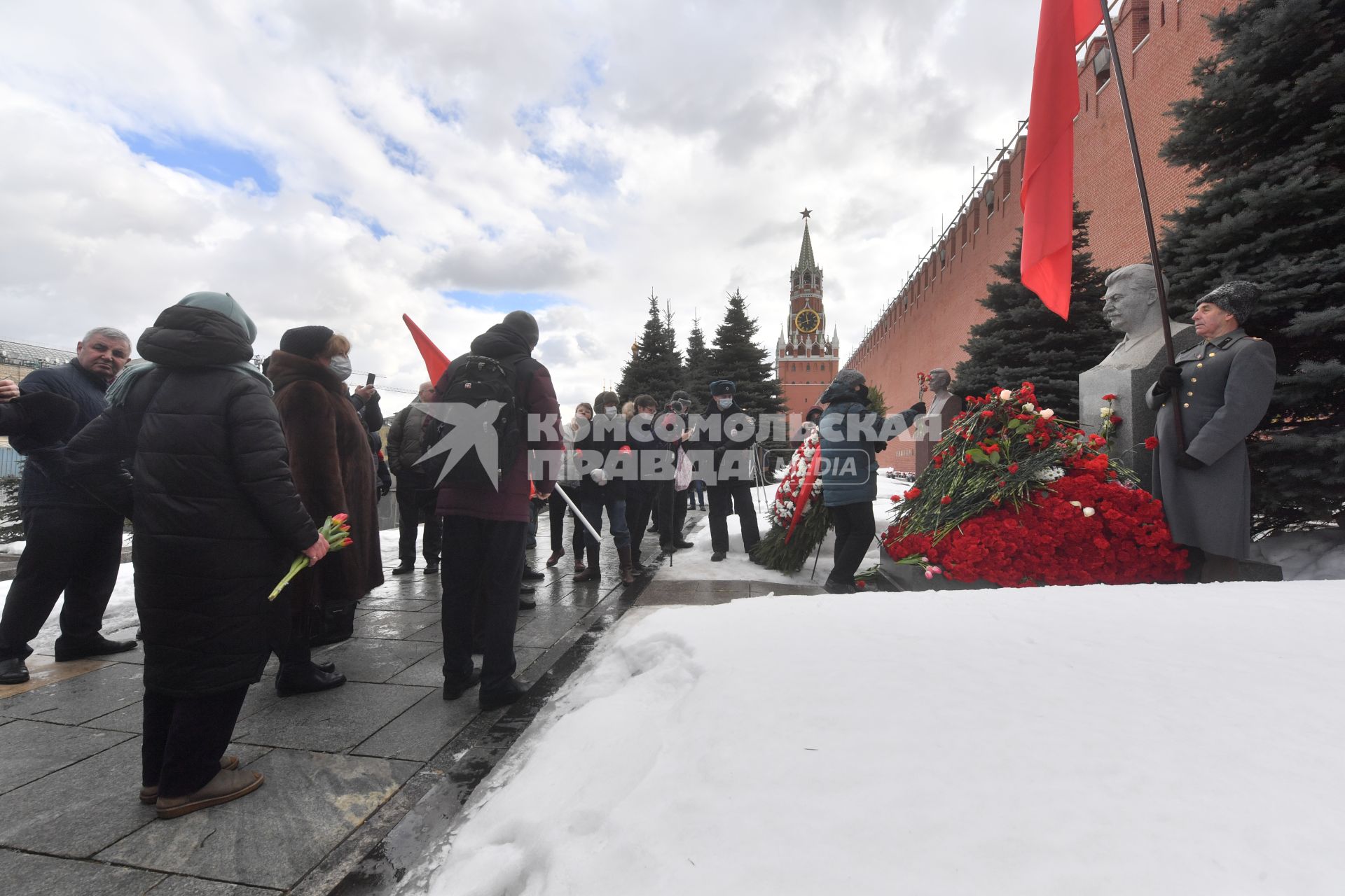 Москва. Во время  церемонии возложения венков и цветов к месту захоронения Иосифа Виссарионовича Сталина у Кремлевской стены.