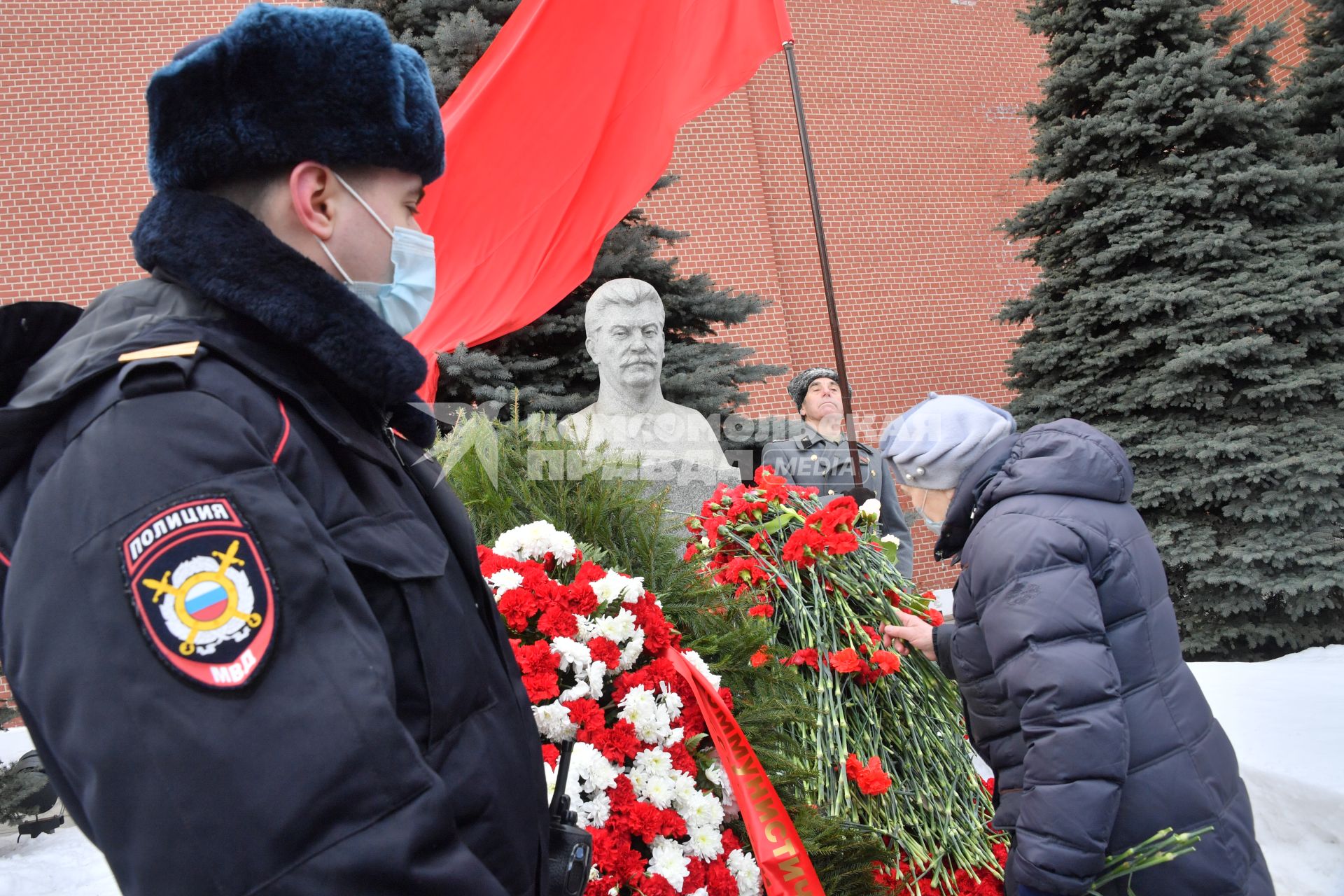 Москва.  На церемонии возложения венков и цветов к месту захоронения Иосифа Виссарионовича Сталина у Кремлевской стены.