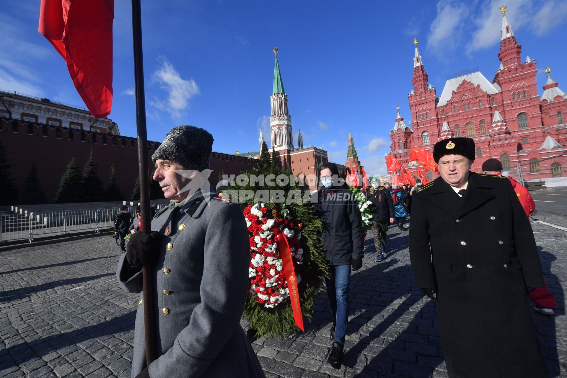 Москва.  Во время церемонии возложения венков и цветов к месту захоронения Иосифа Виссарионовича Сталина у Кремлевской стены.