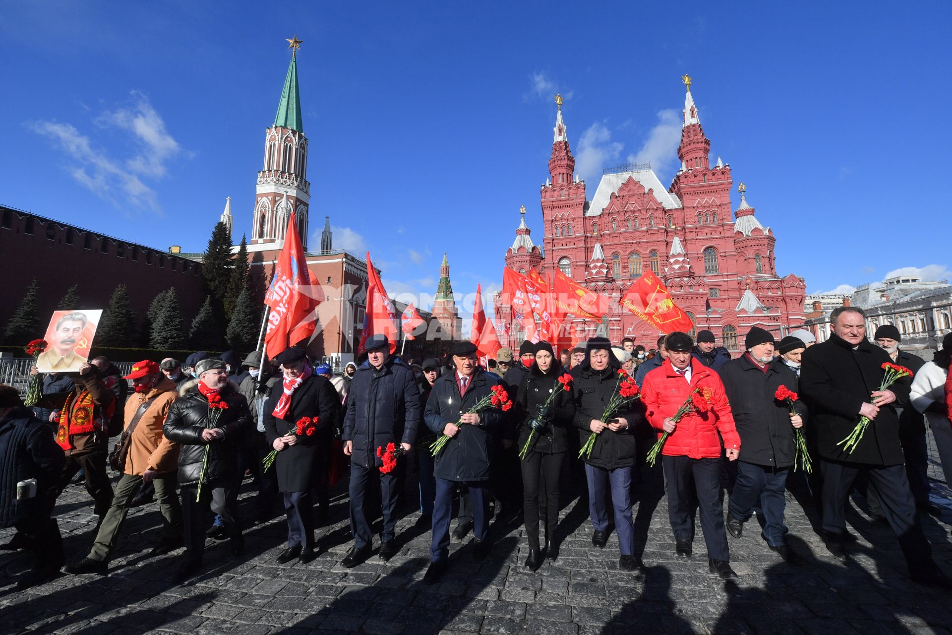 Москва.  Лидер КПРФ Геннадий Зюганов ( вцентре) во время церемонии возложения венков и цветов к месту захоронения Иосифа Виссарионовича Сталина у Кремлевской стены.