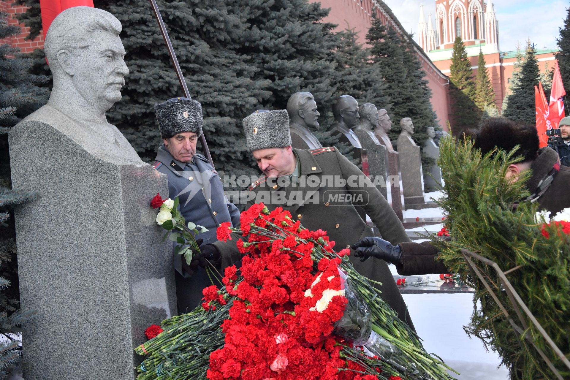 Москва.  На церемонии возложения венков и цветов к месту захоронения Иосифа Виссарионовича Сталина у Кремлевской стены.