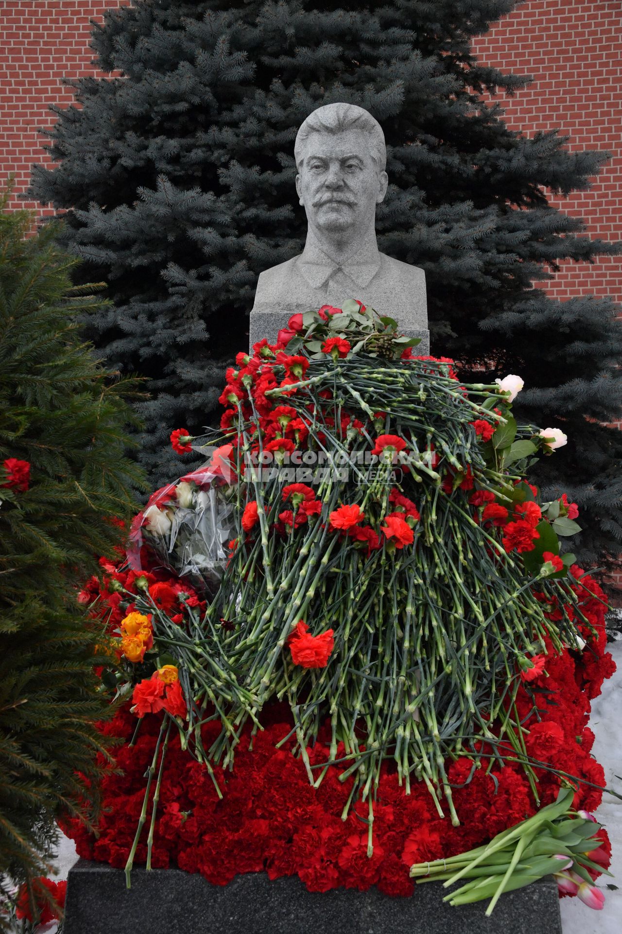 Москва.  На церемонии возложения венков и цветов к месту захоронения Иосифа Виссарионовича Сталина у Кремлевской стены.