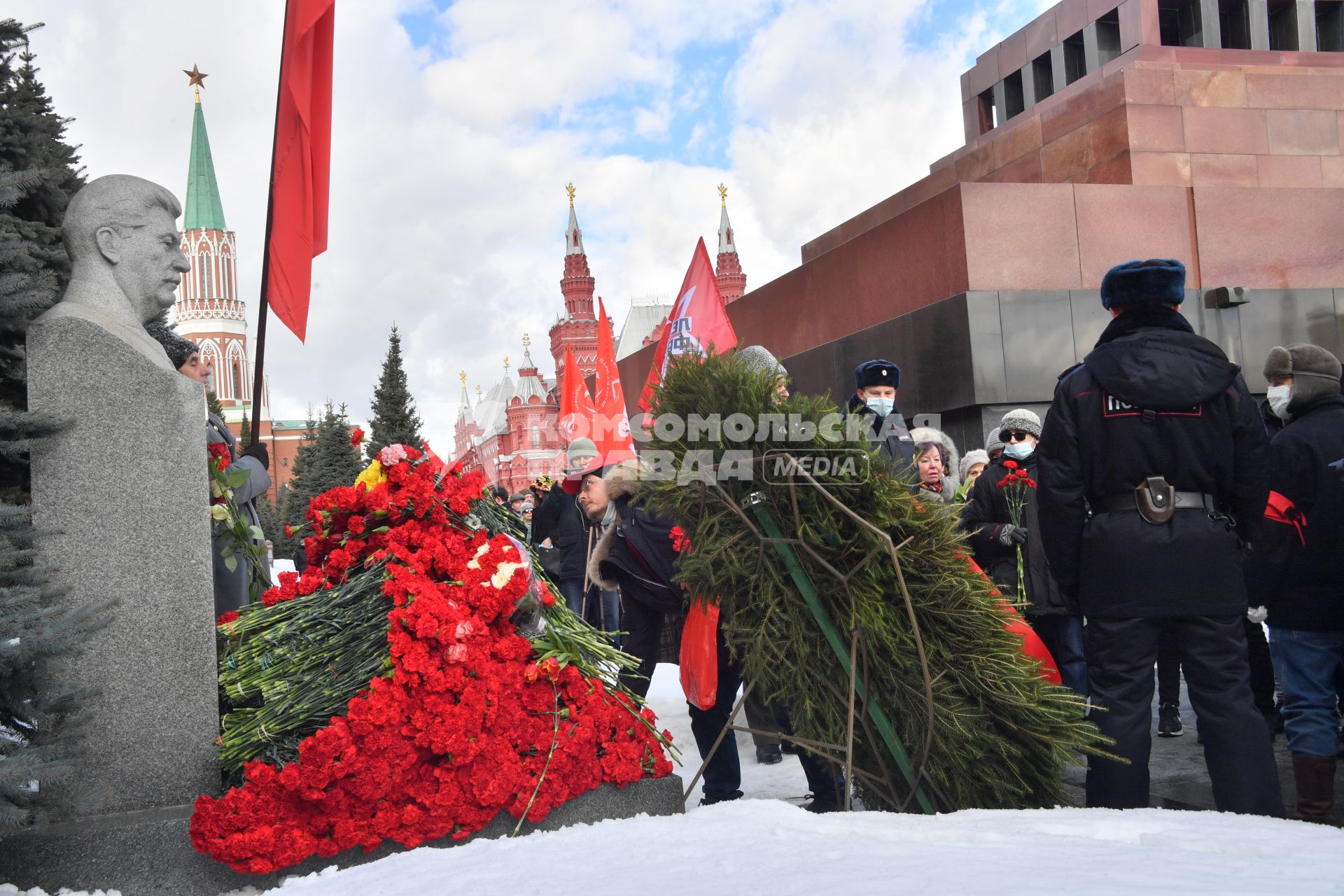 Москва.  На церемонии возложения венков и цветов к месту захоронения Иосифа Виссарионовича Сталина у Кремлевской стены.