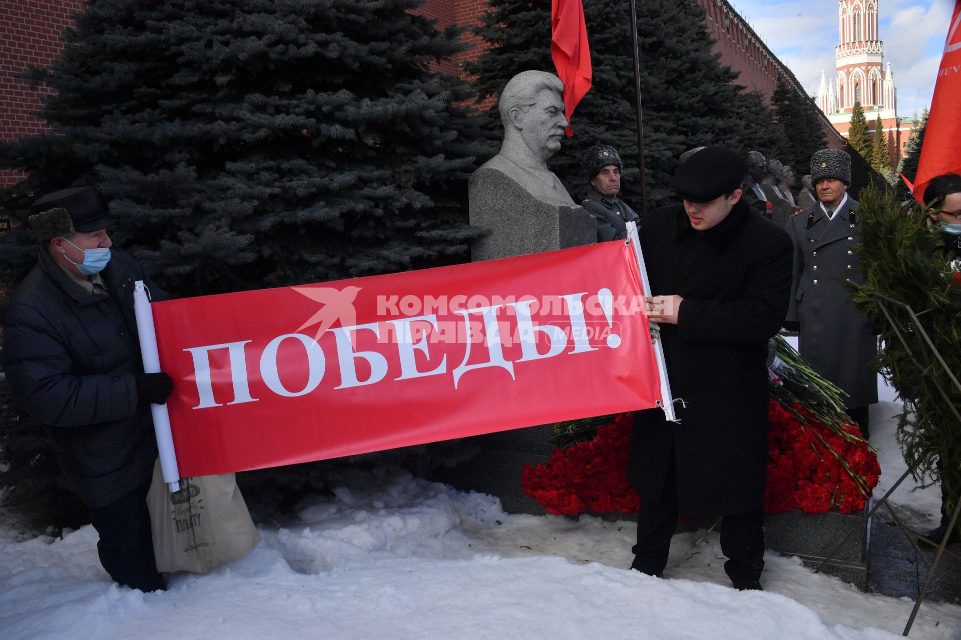 Москва. Во время  церемонии возложения венков и цветов к месту захоронения Иосифа Виссарионовича Сталина у Кремлевской стены.