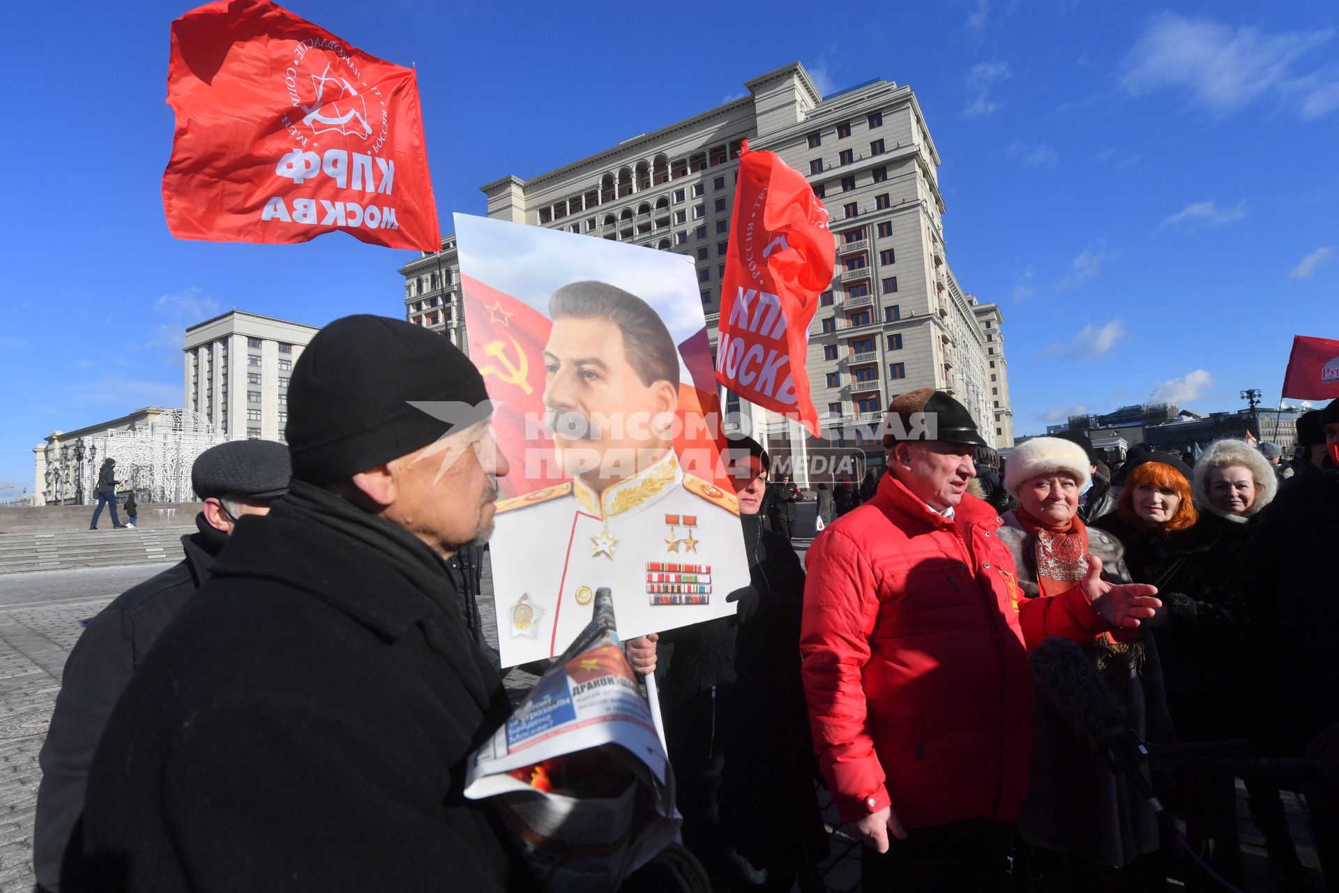 Москва. Перед началом церемонии возложения венков и цветов к месту захоронения Иосифа Виссарионовича Сталина у Кремлевской стены.