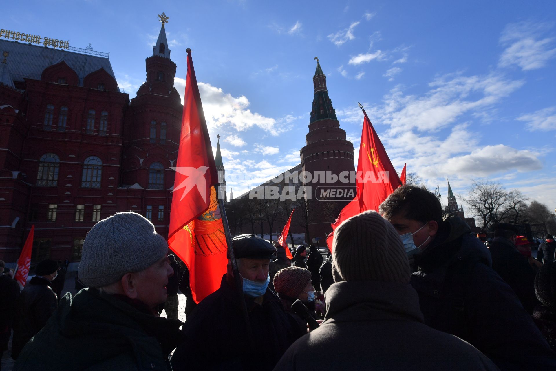 Москва. Перед началом церемонии возложения венков и цветов к месту захоронения Иосифа Виссарионовича Сталина у Кремлевской стены.