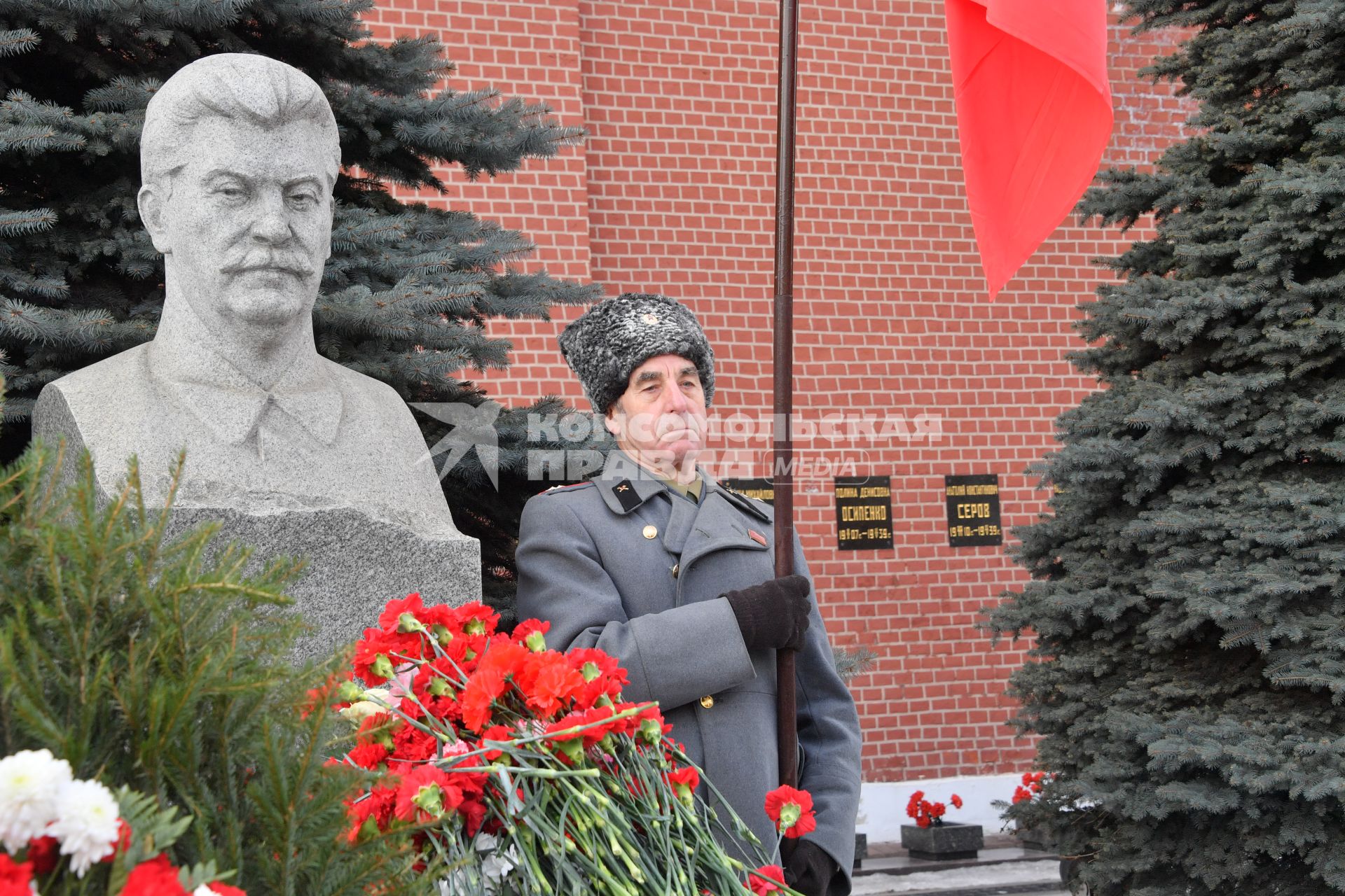 Москва.  На церемонии возложения венков и цветов к месту захоронения Иосифа Виссарионовича Сталина у Кремлевской стены.