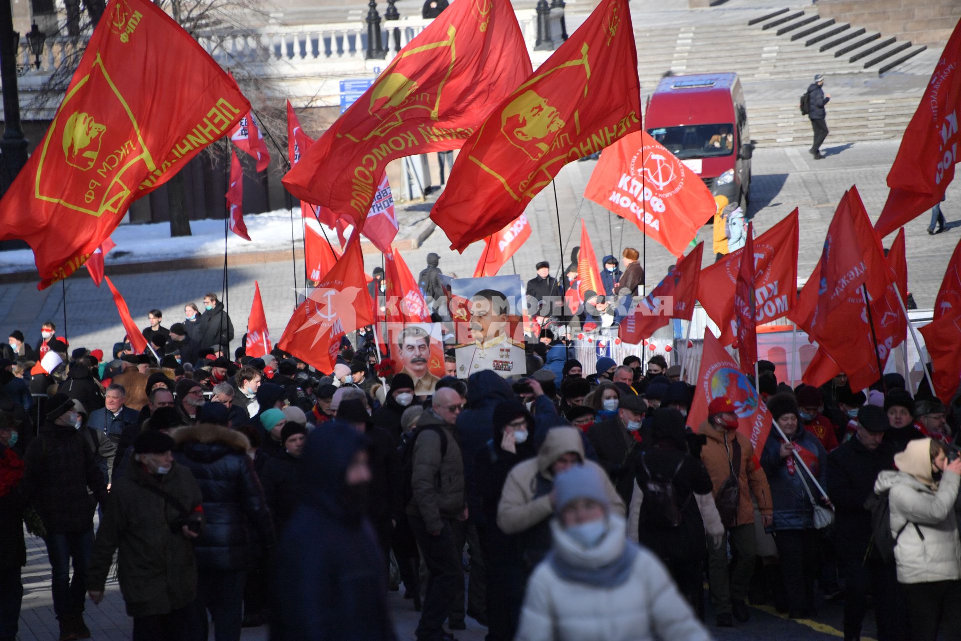 Москва. Участники церемонии возложения венков и цветов к месту захоронения Иосифа Виссарионовича Сталина у Кремлевской стены.