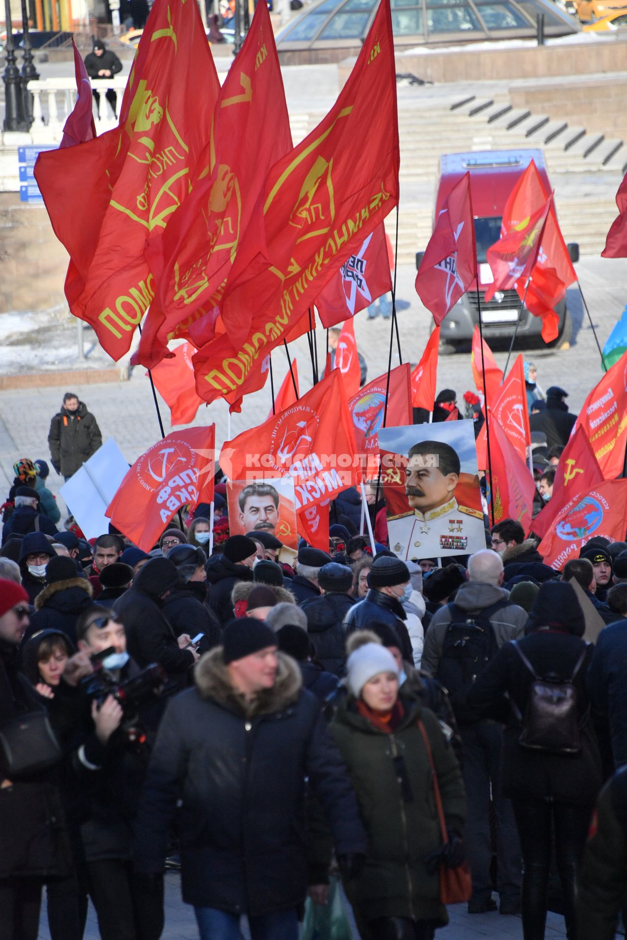 Москва. Участники церемонии возложения венков и цветов к месту захоронения Иосифа Виссарионовича Сталина у Кремлевской стены.