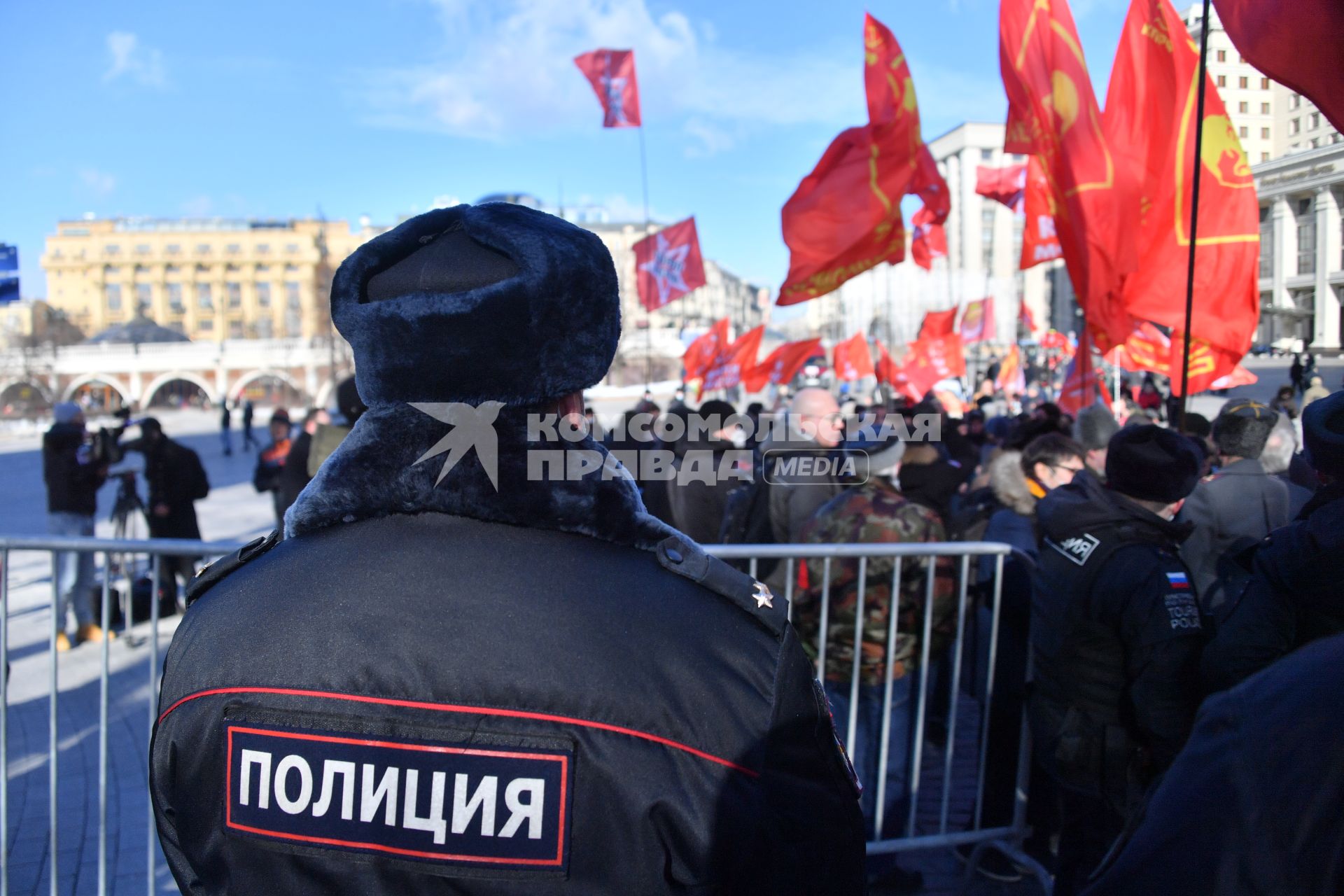 Москва.  Сотрудник полиции во время церемонии возложения венков и цветов к месту захоронения Иосифа Виссарионовича Сталина у Кремлевской стены.