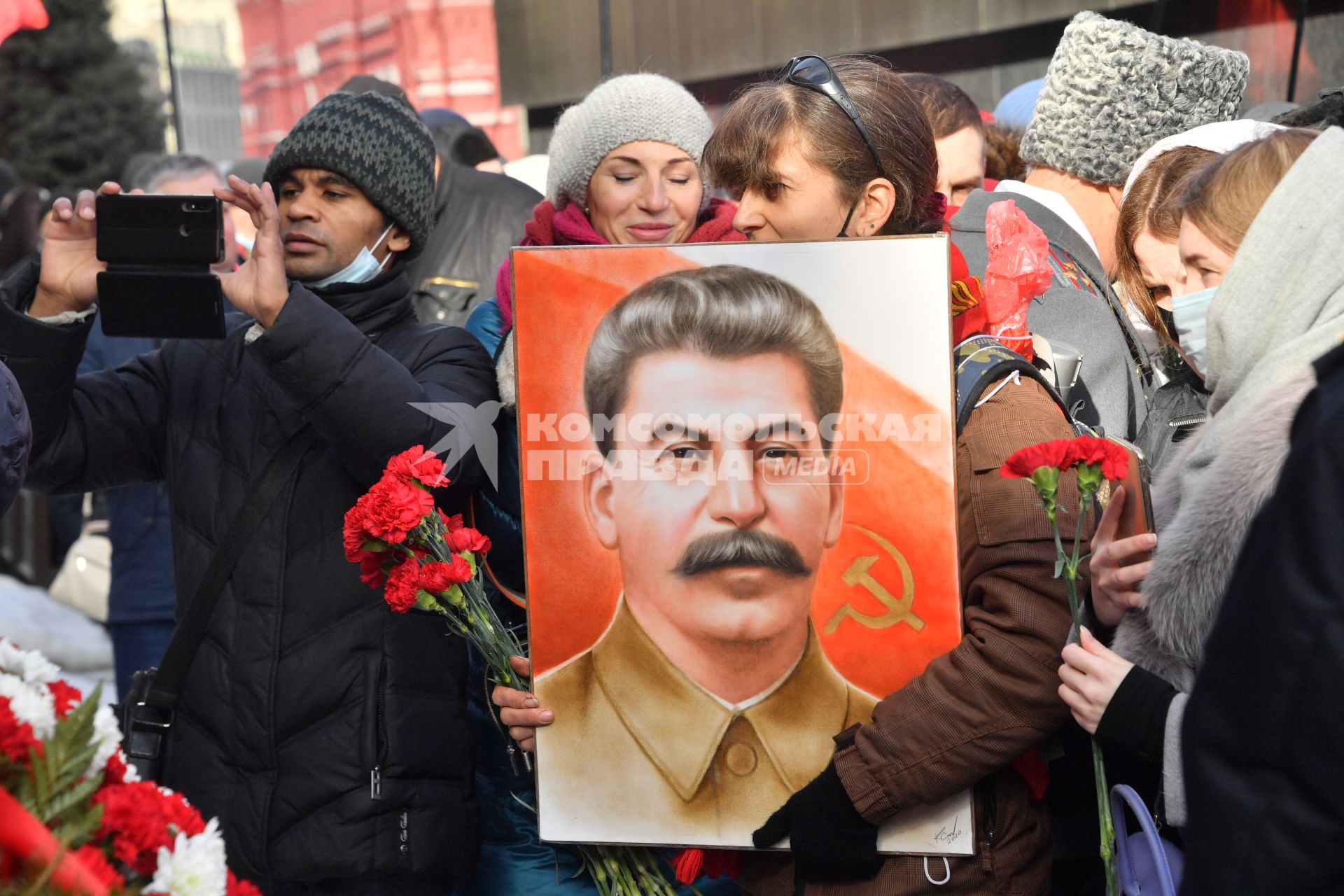 Москва. Во время  церемонии возложения венков и цветов к месту захоронения Иосифа Виссарионовича Сталина у Кремлевской стены.