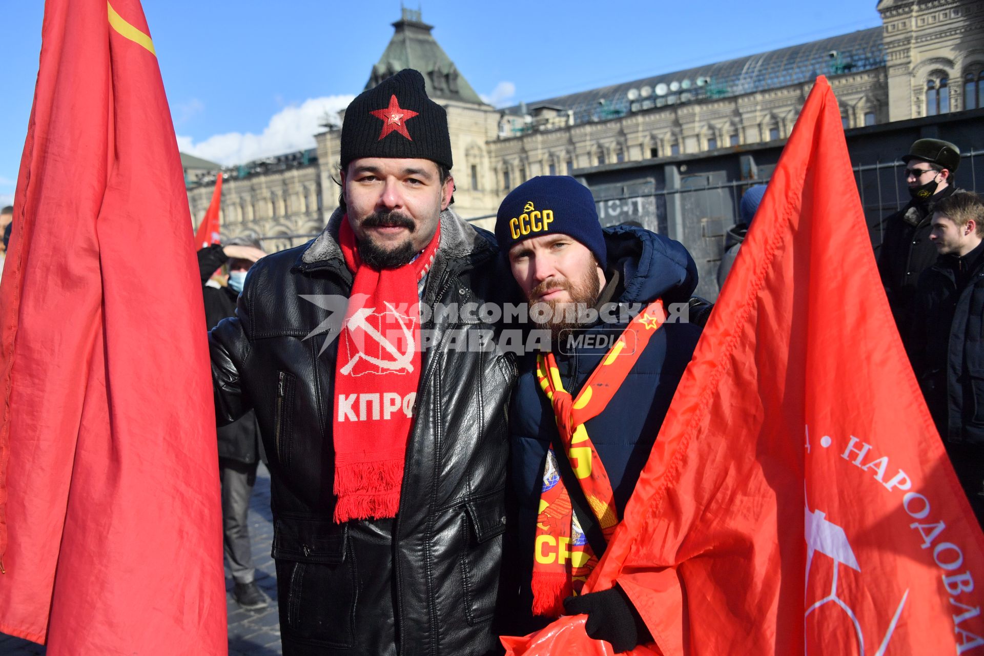 Москва.   Член бюро Бауманского РК КПРФ Руслан Кучков (слева) на  церемонии возложения венков и цветов к месту захоронения Иосифа Виссарионовича Сталина у Кремлевской стены.