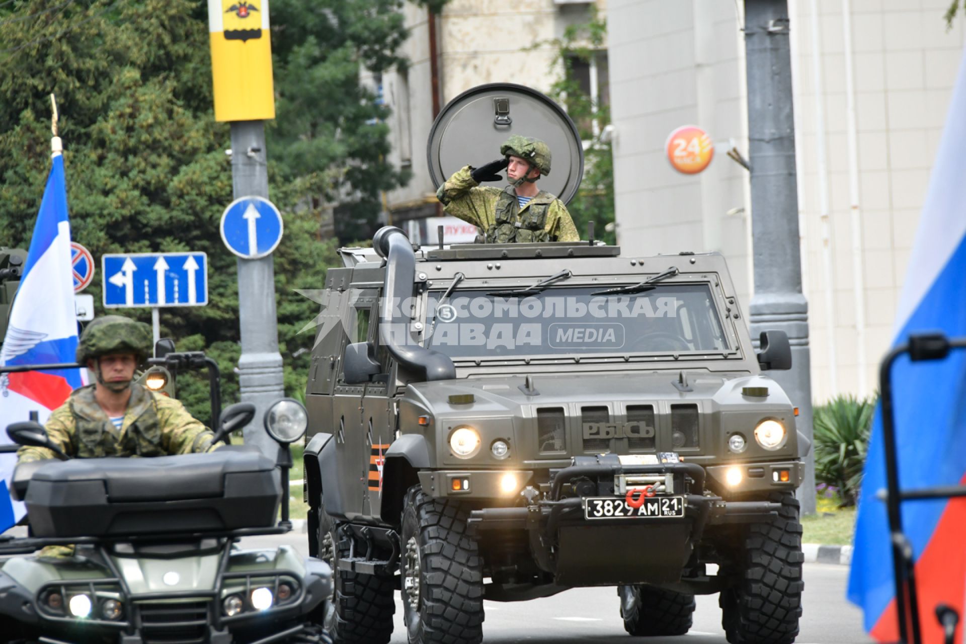 Новороссийск. Бронированный автомобиль `Рысь` во время военного парада в ознаменование 75-летия Победы в Великой Отечественной войне 1941-1945 годов.