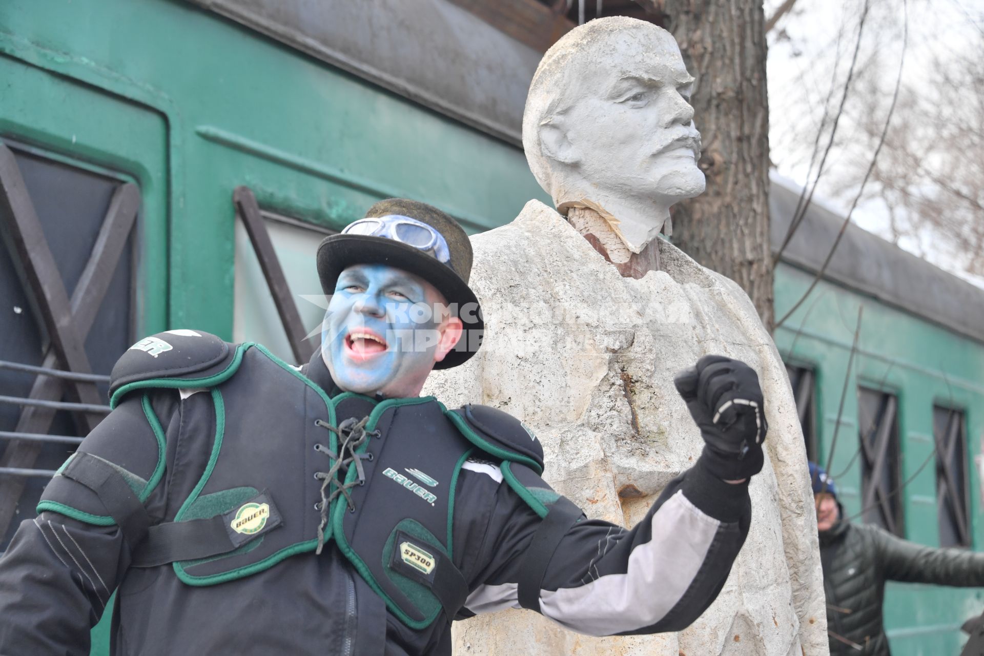 Московская область, Сетунь.  Участники шоу  `Каскадерская масленица`в Парке Киноприключений мастера Панина.