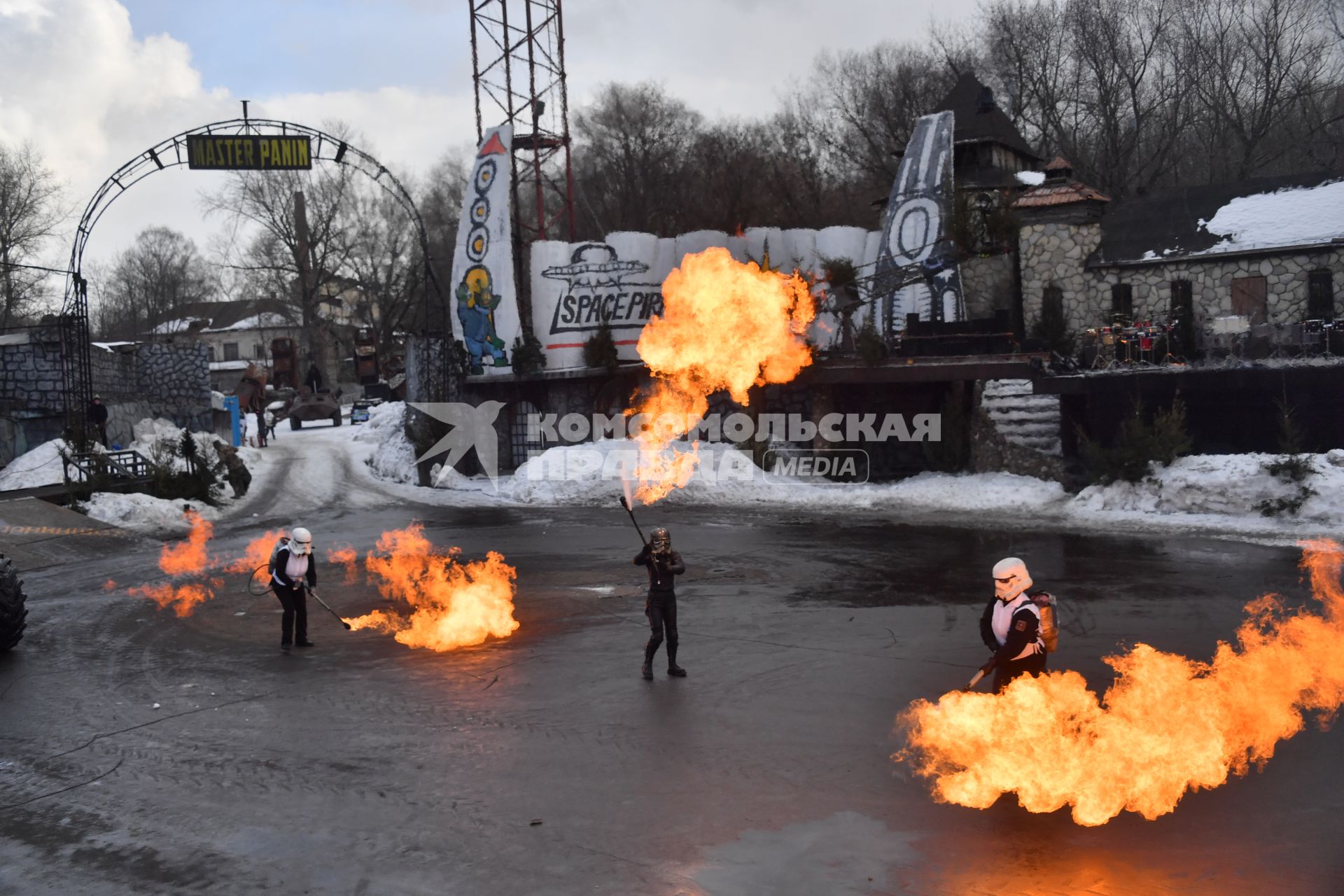 Московская область, Сетунь.  Участники шоу  `Каскадерская масленица`в Парке Киноприключений мастера Панина.