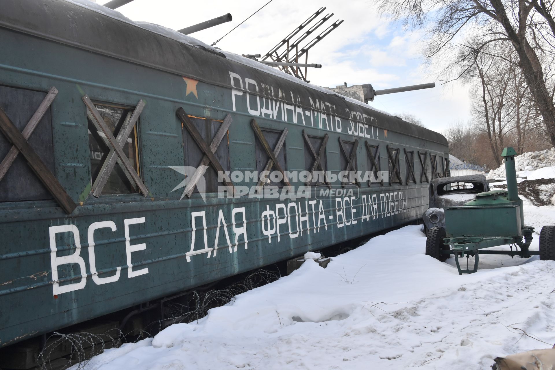 Московская область, Сетунь.  Старые машины на территории парка Киноприключений мастера Панина.