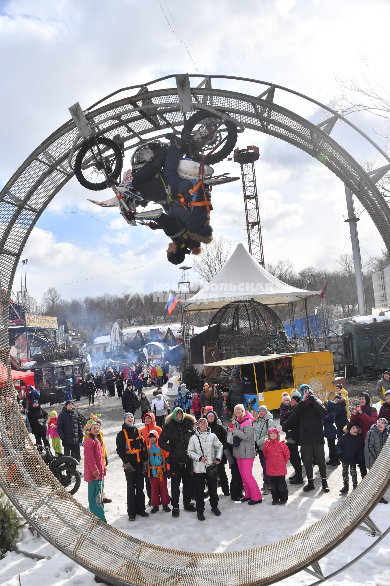 Московская область, Сетунь.  Участники шоу  `Каскадерская масленица`в Парке Киноприключений мастера Панина.