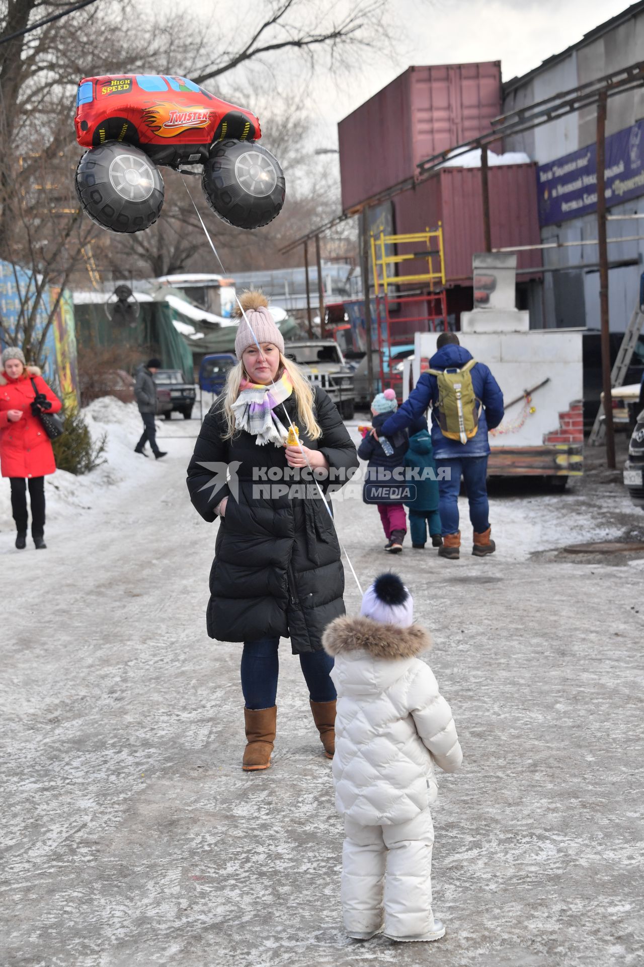 Московская область, Сетунь.  Посетители на  шоу  `Каскадерская масленица`в Парке Киноприключений мастера Панина.