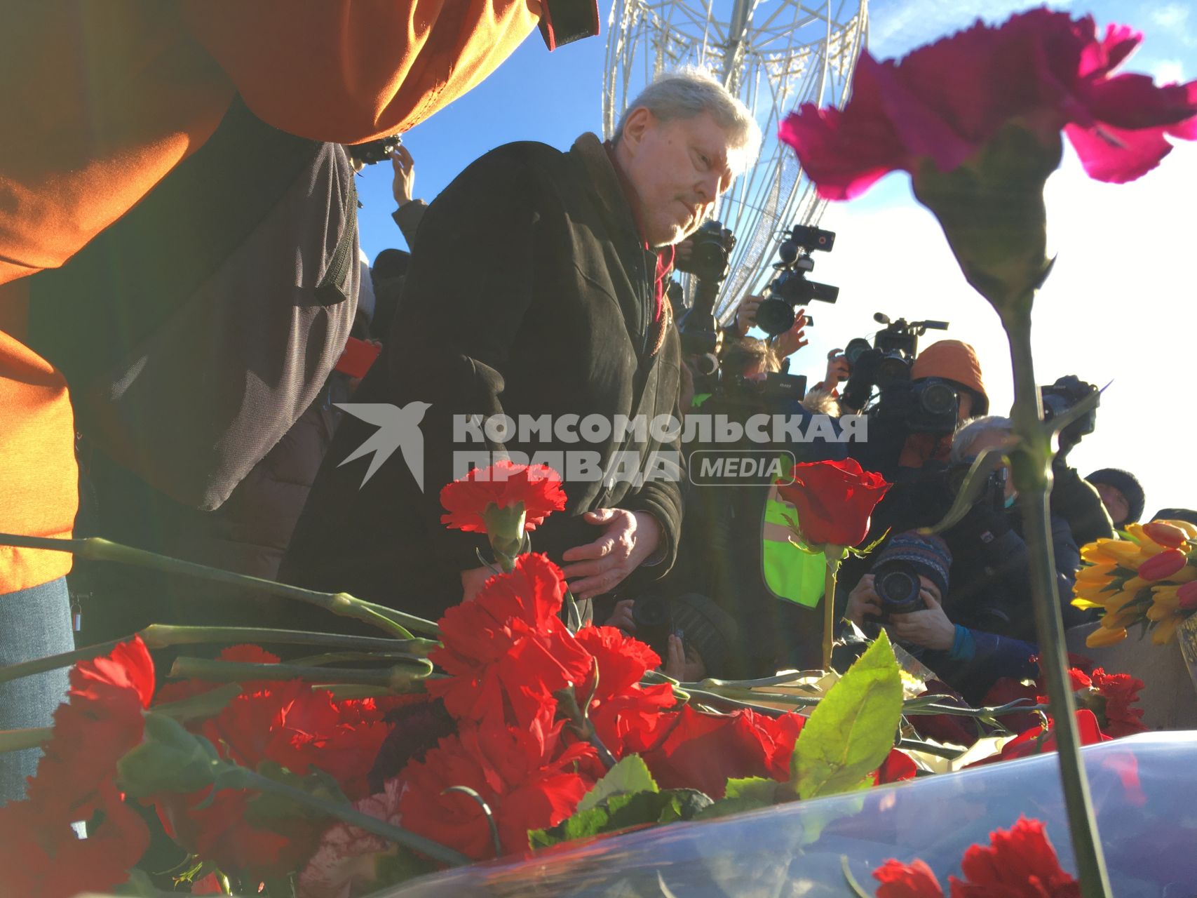 Москва. Председатель Федерального политического комитета партии `Яблоко` Григорий Явлинский во время возложения цветов к месту убийства политика Бориса Немцова на Большом Москворецком мосту.