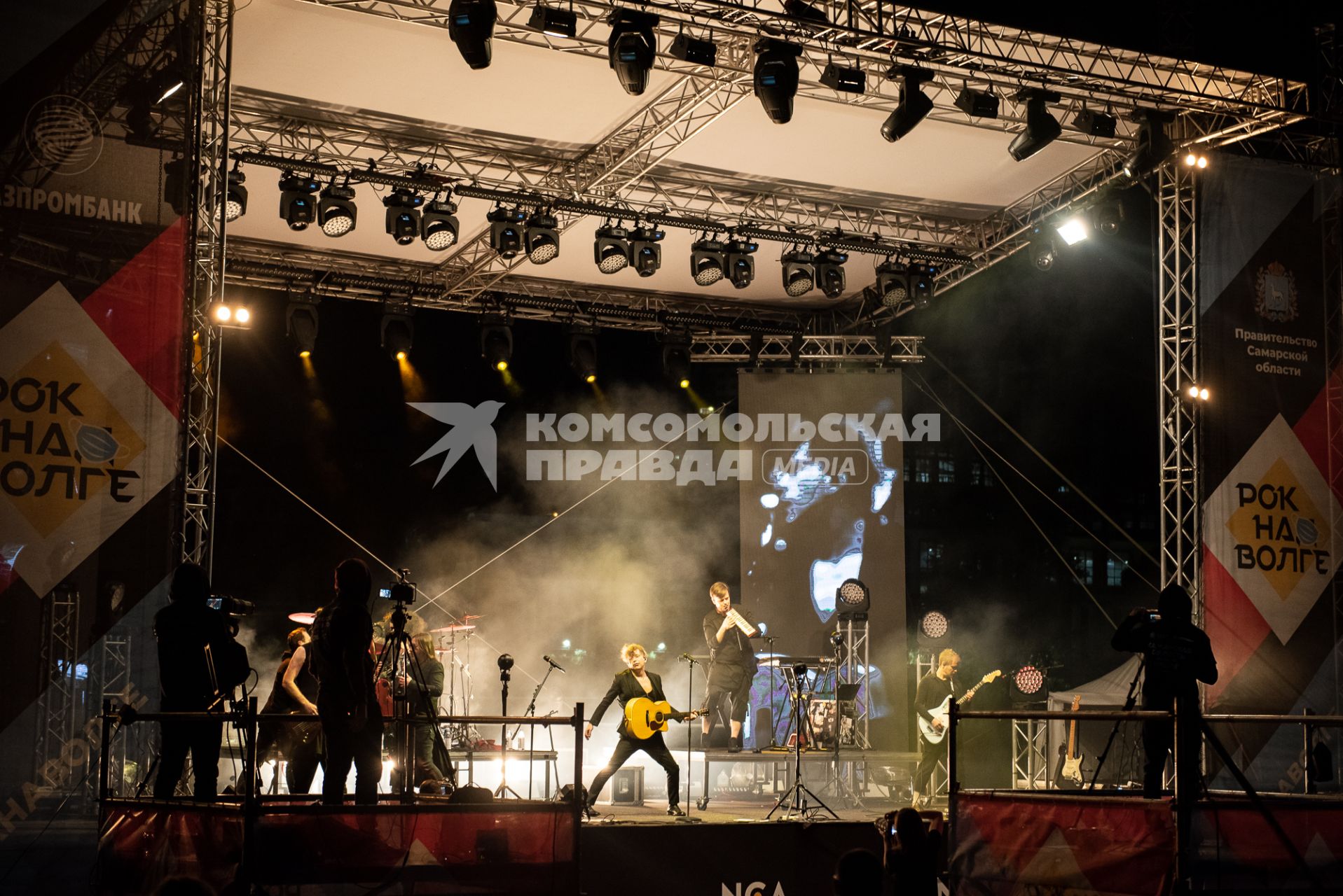 Самара. Группа `Би-2` и её участник Лёва Би-2 (в центре) во время международного фестиваля `Рок над Волгой`, проходящего на барже в формате онлайн-трансляции.