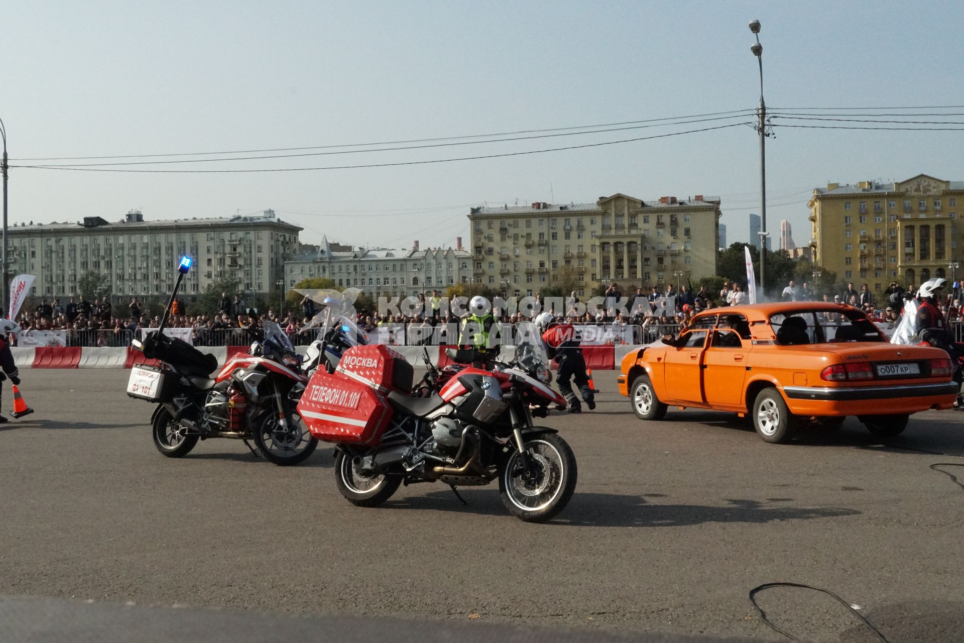 Москва. Учения сотрудников пожарно-спасательной службы  в рамках Московского мотофестиваля в Парке Горького.