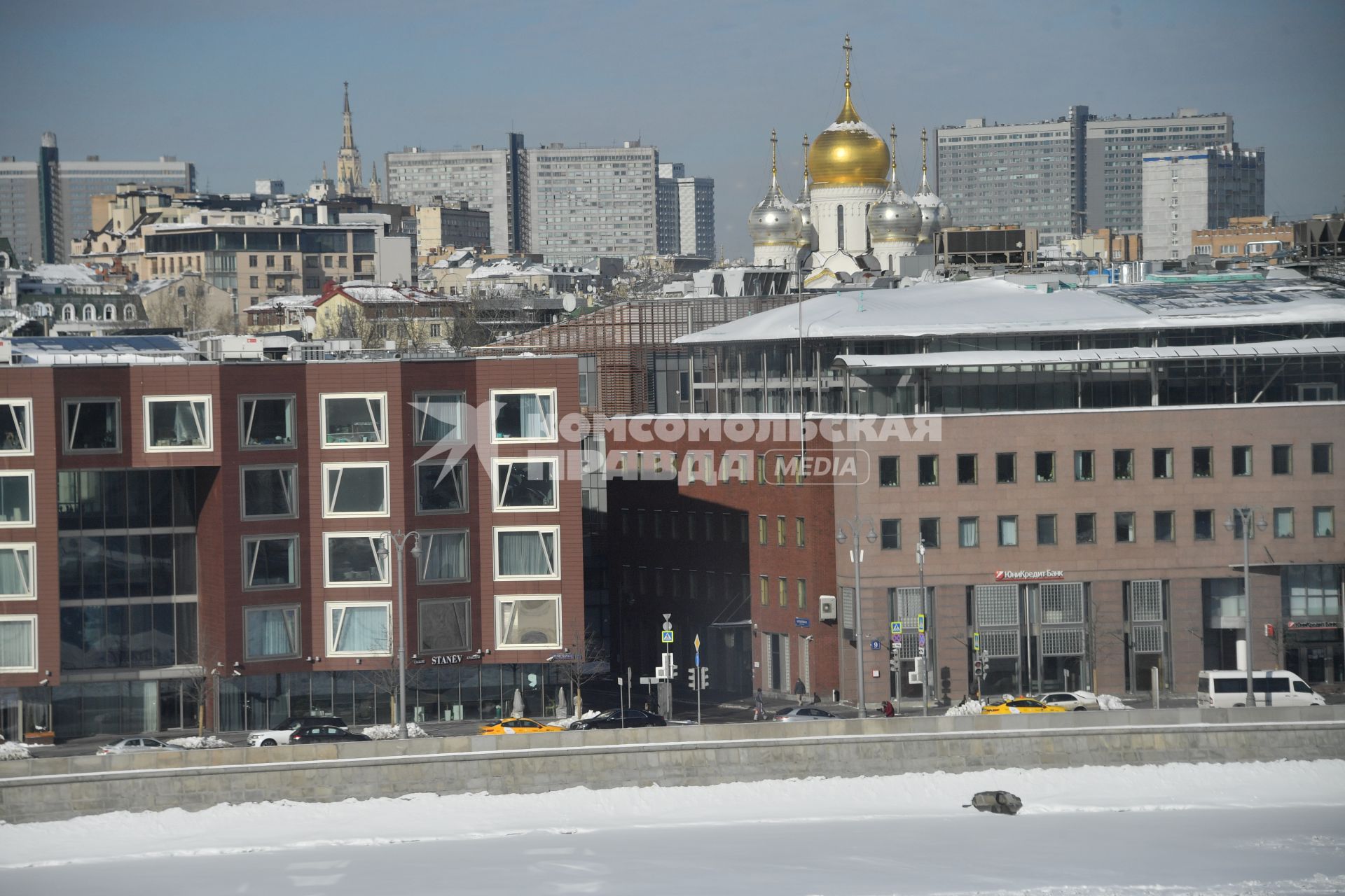 Москва.  Вид на Пречистенскую набережную с Крымского моста.