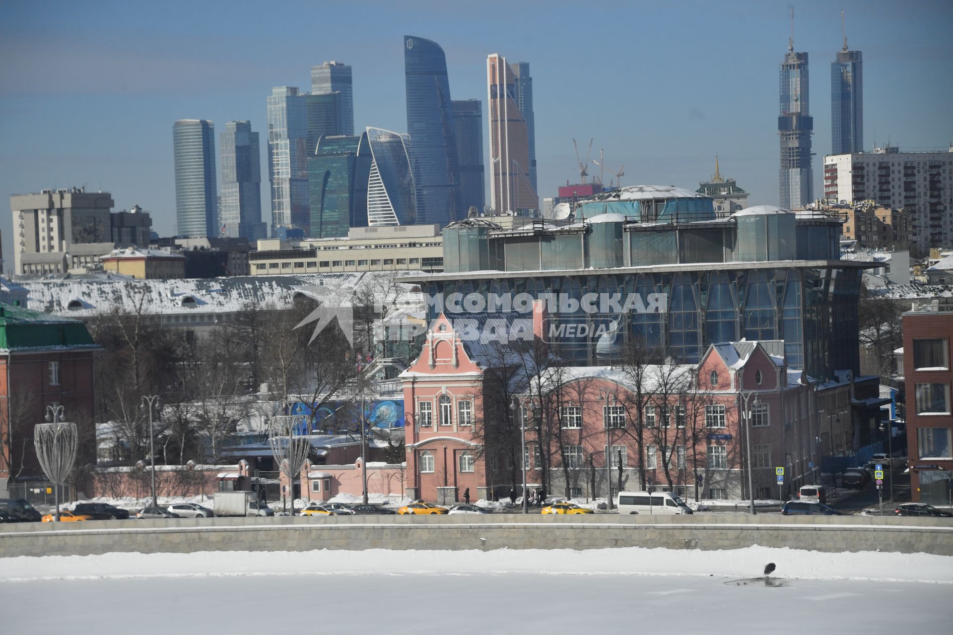 Москва.  Вид на Пречистенскую набережную с Крымского моста.