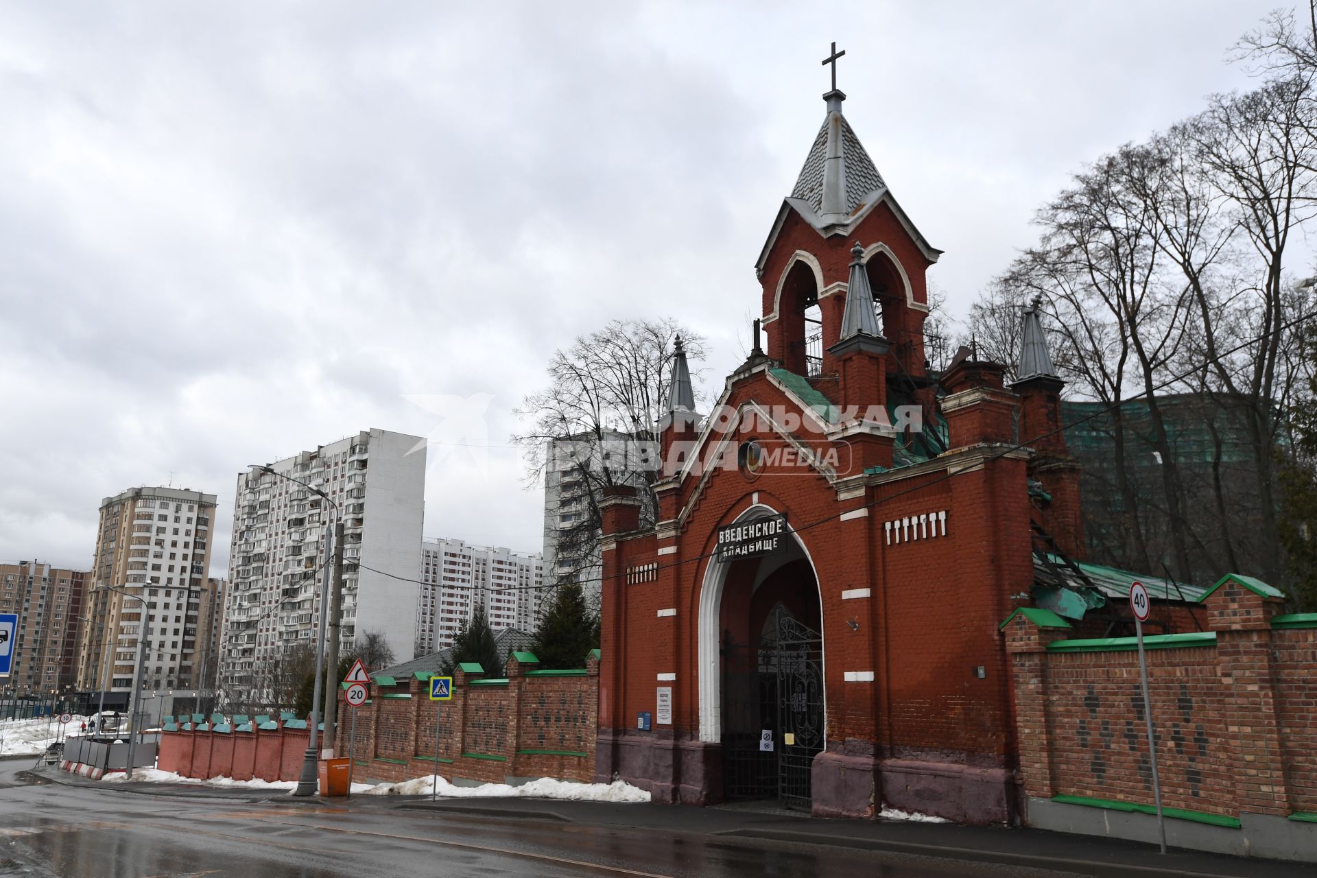 Москва. Вид на ворота  Введенского кладбища.