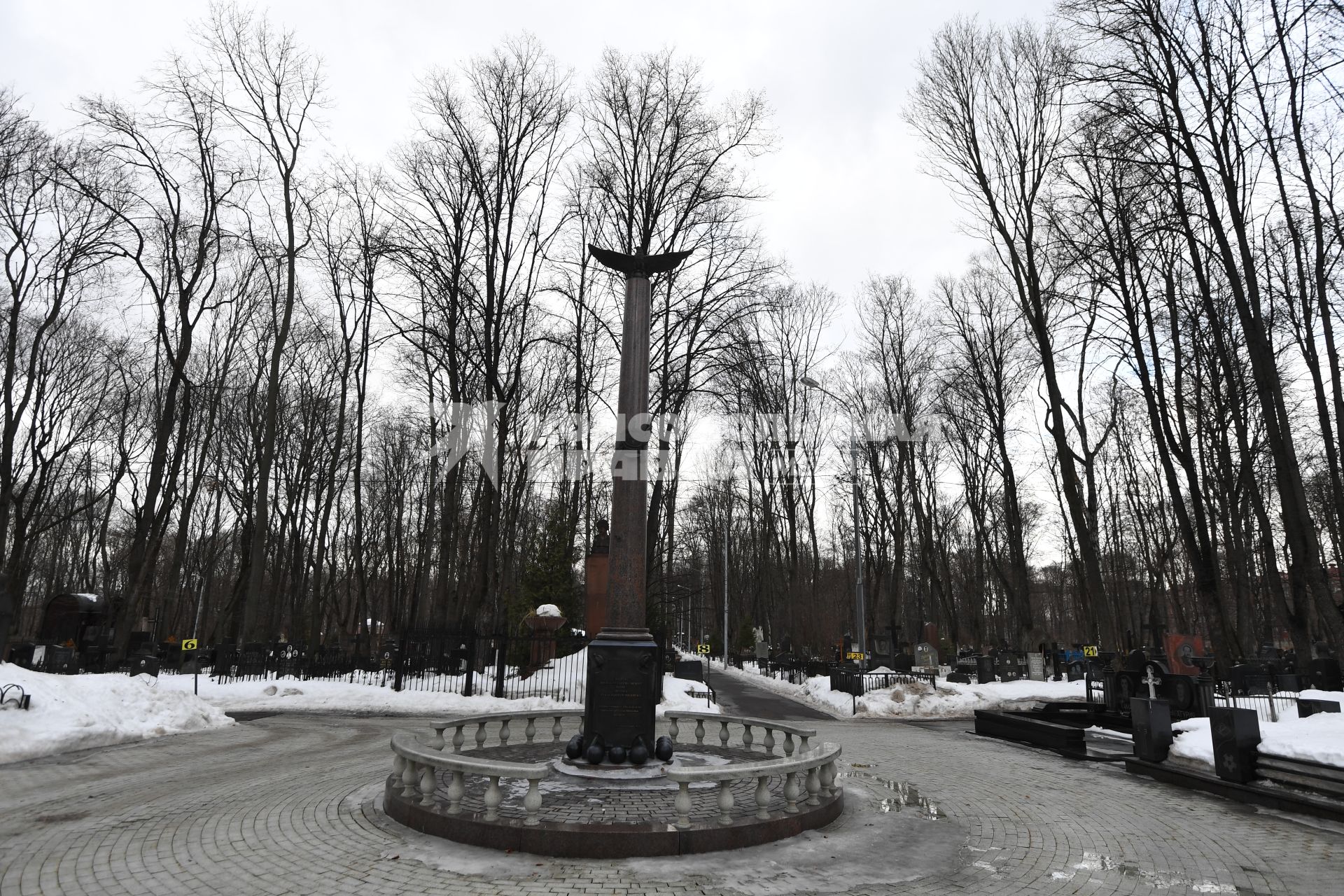 Москва. Обелиск в память воинов, погибших во время Отечественной войны 1812 года от благодарных москвичей на Введенском кладбище.