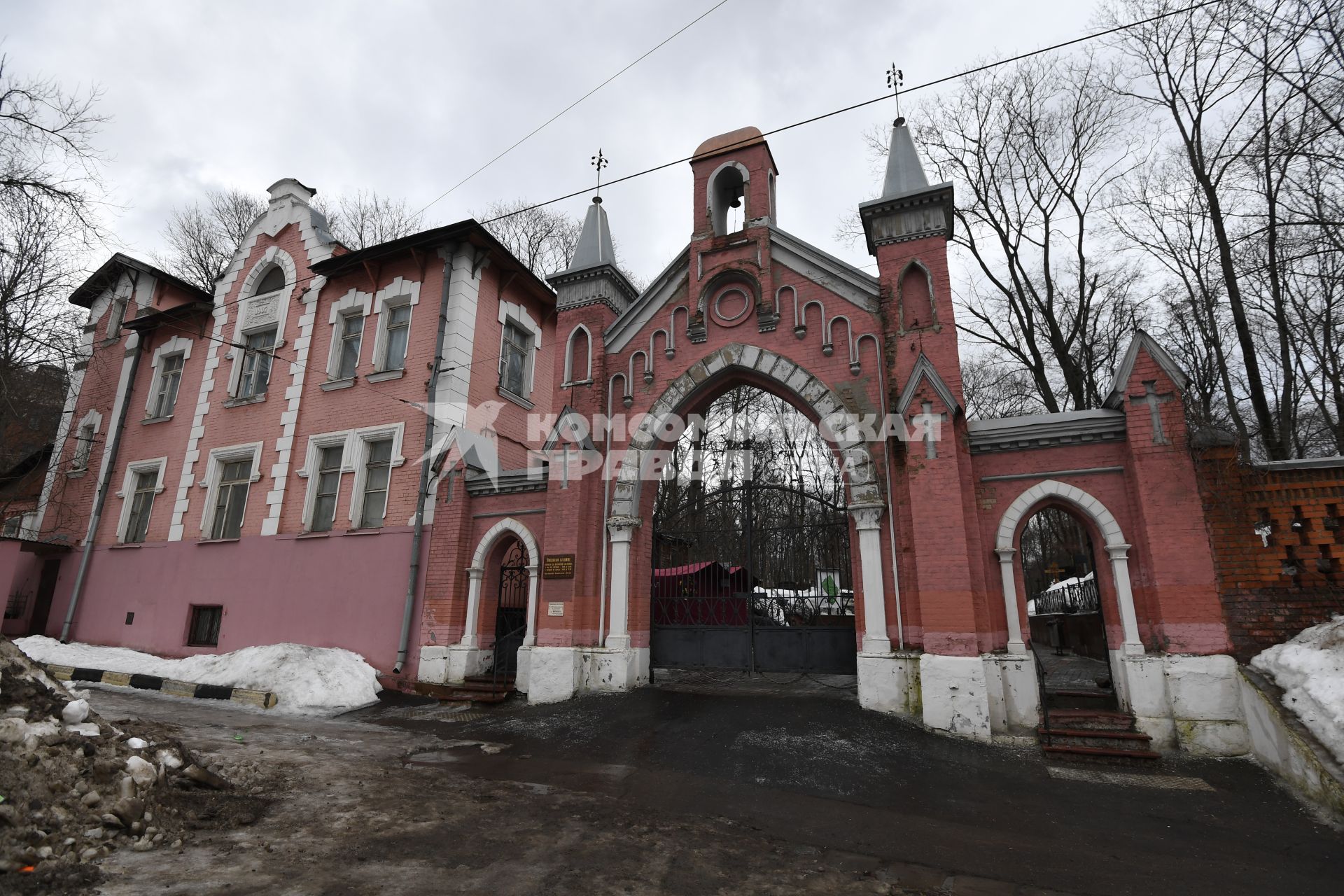 Москва. Вид на ворота  Введенского кладбища.