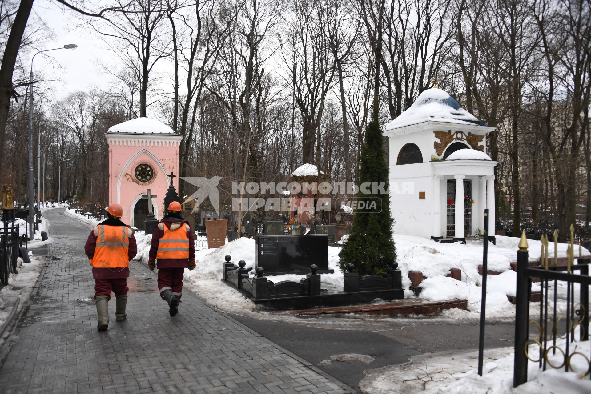 Москва.  Сотрудники коммунальных служб на Введенском кладбище.